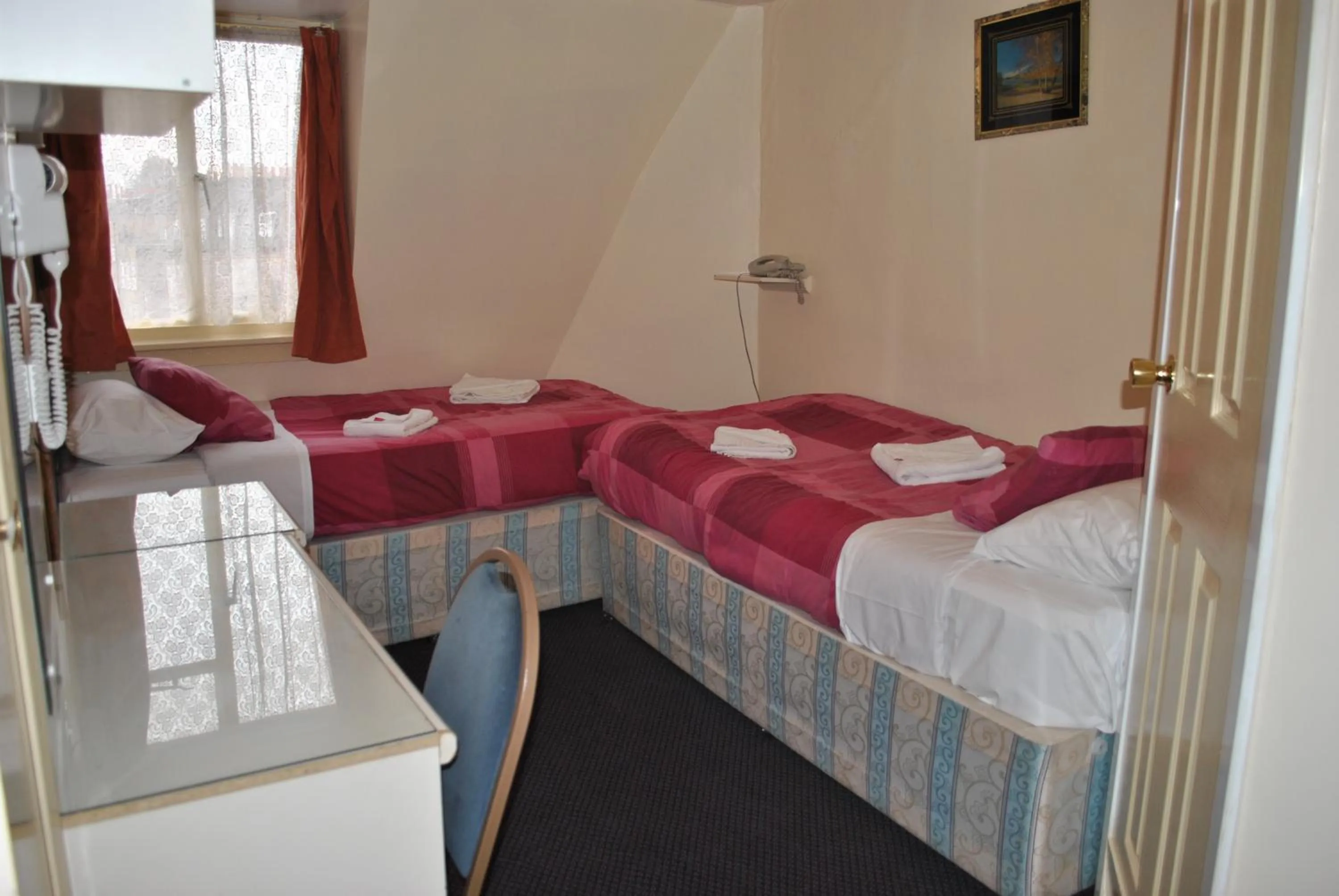 Photo of the whole room, Bed in Guilford House Hotel