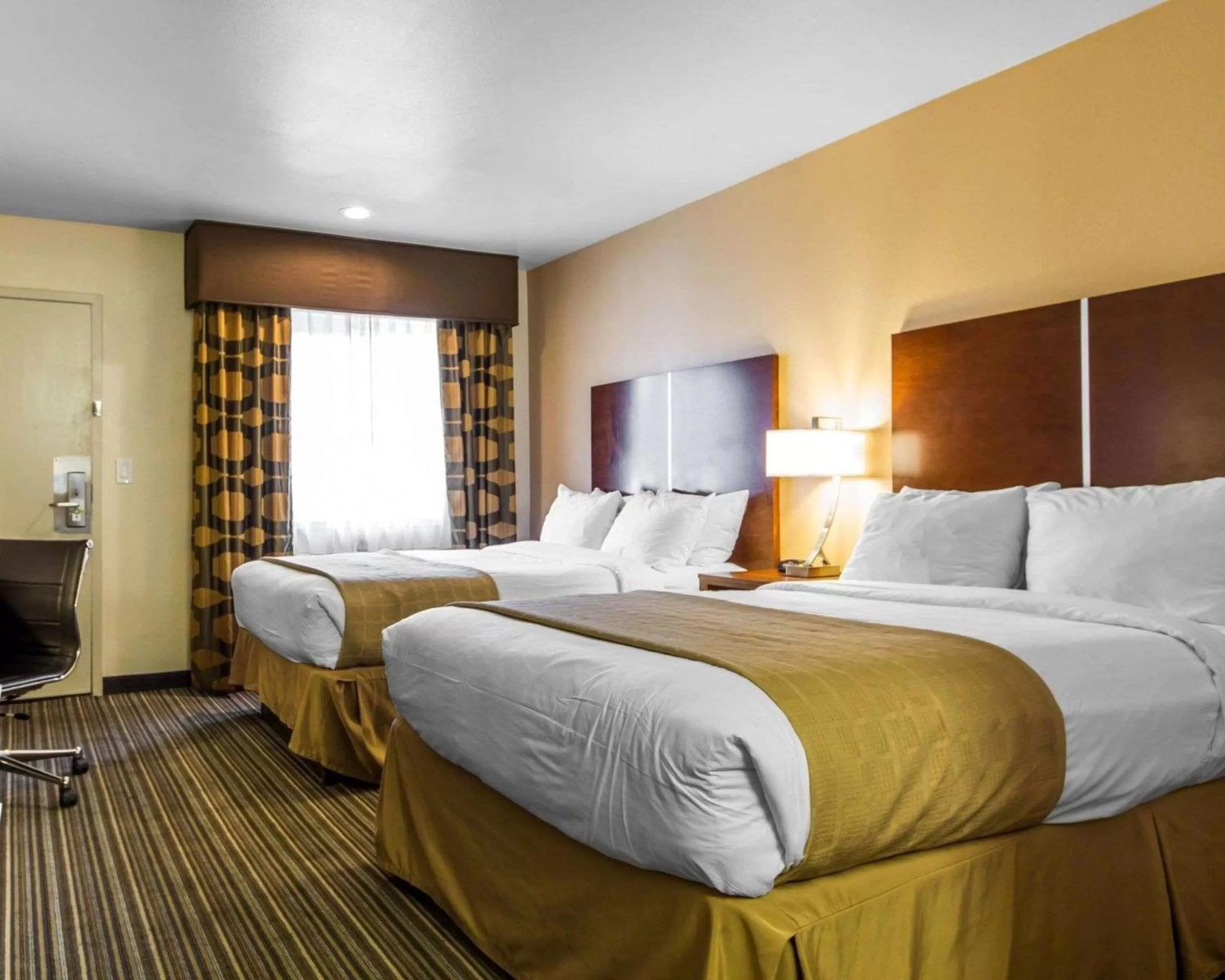 Photo of the whole room, Bed in Quality Inn Martinez