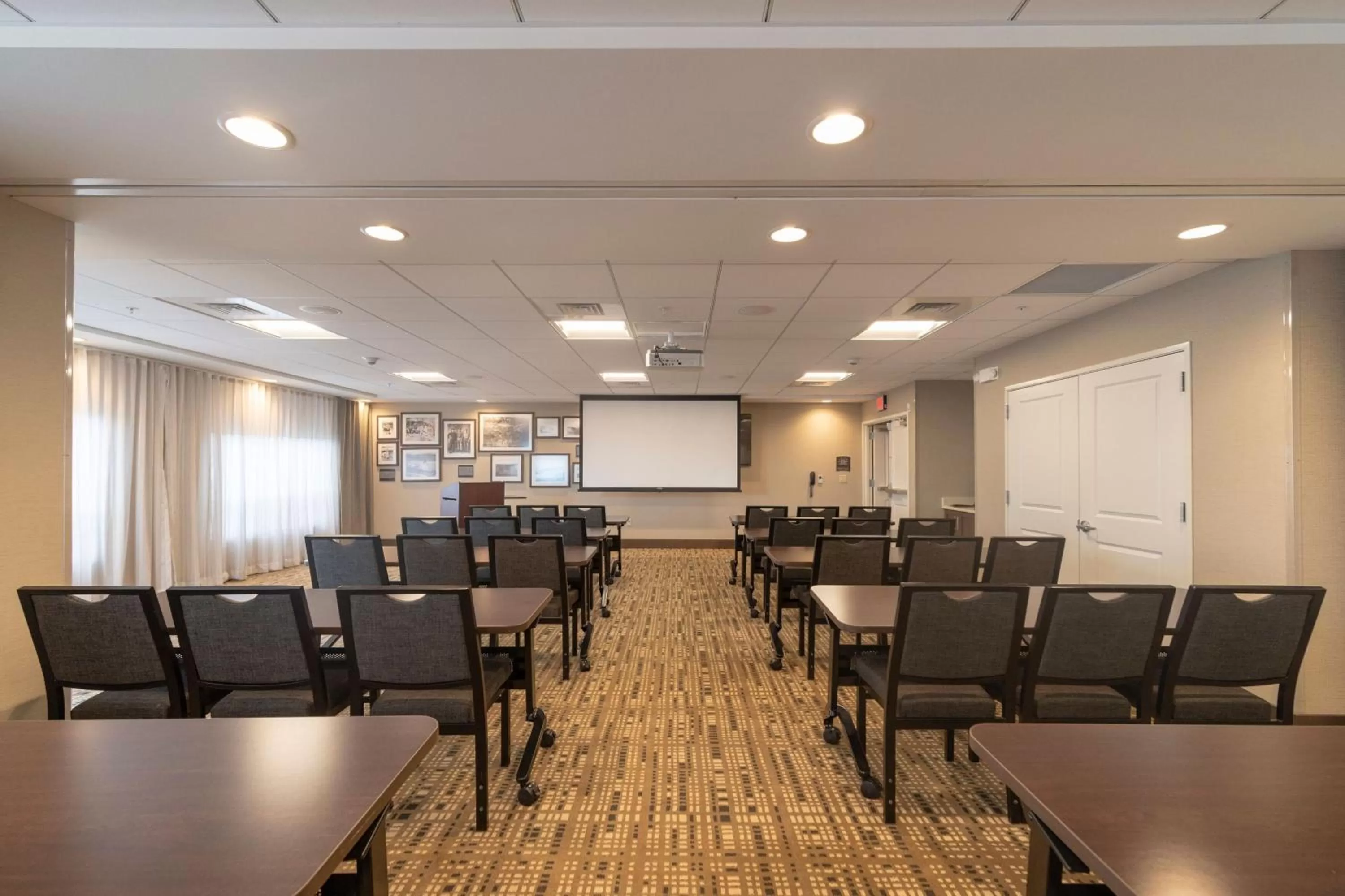 Meeting/conference room in Staybridge Suites Marquette by IHG