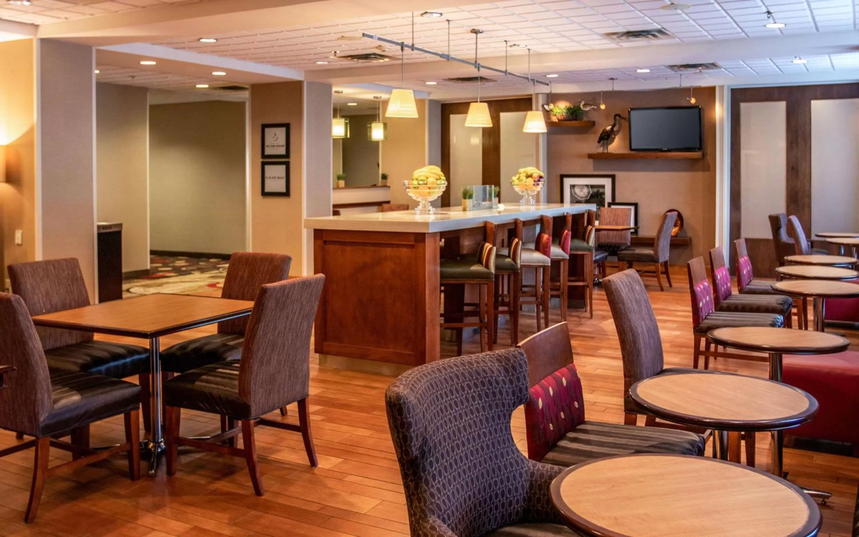 Dining area in Hampton Inn Gloucester