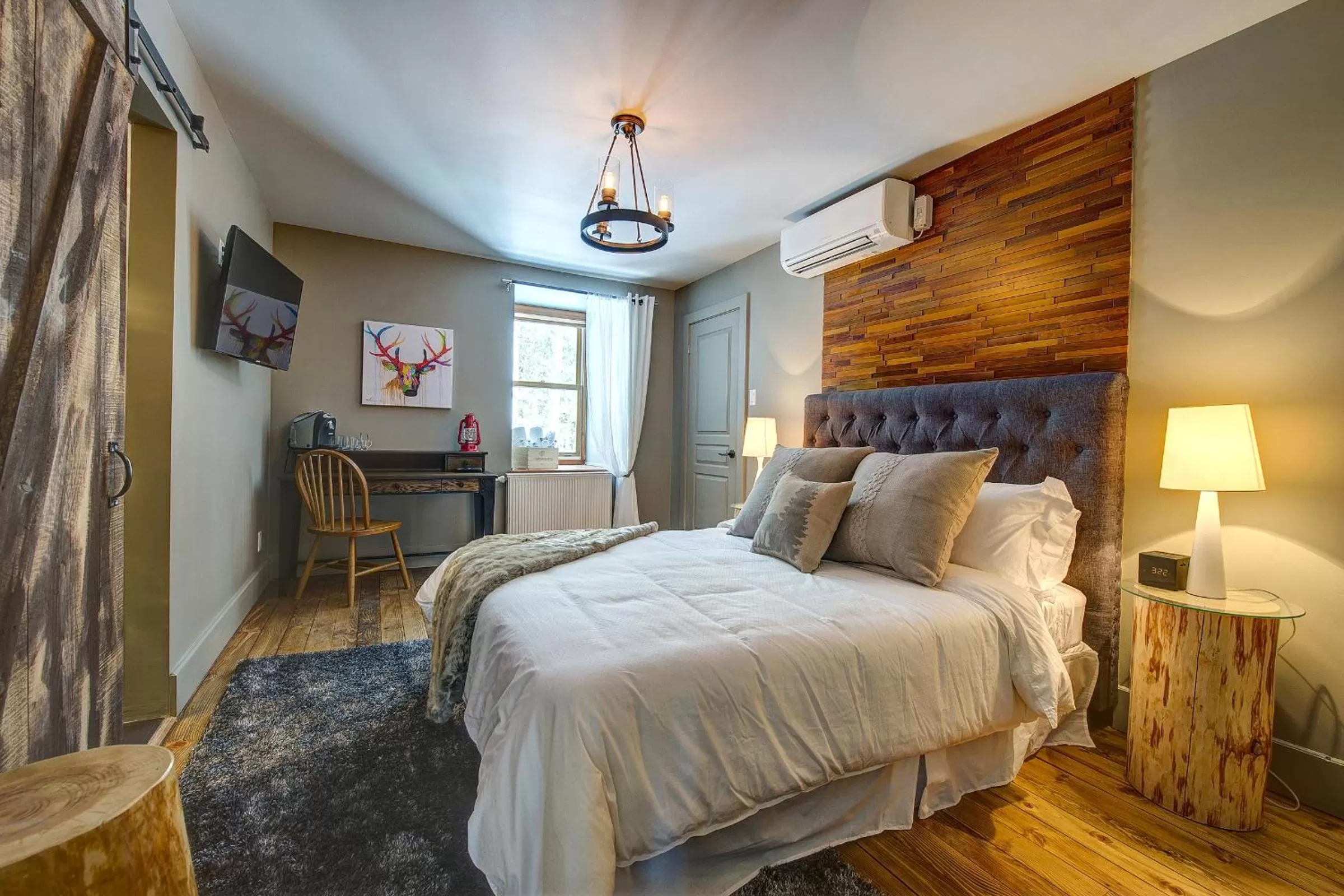 Photo of the whole room, Bed in Auberge le Cosy Tremblant