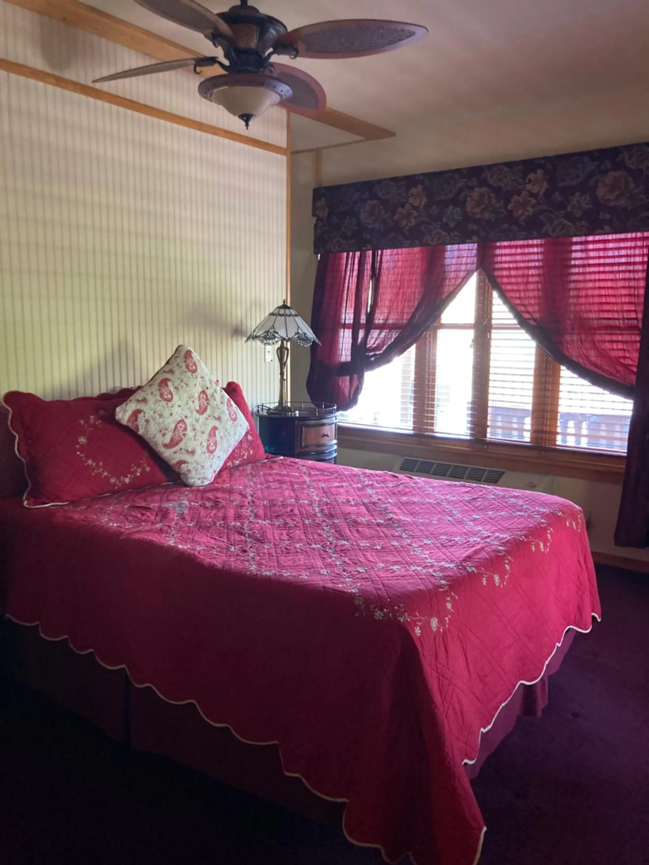 Bed in All Seasons Inn