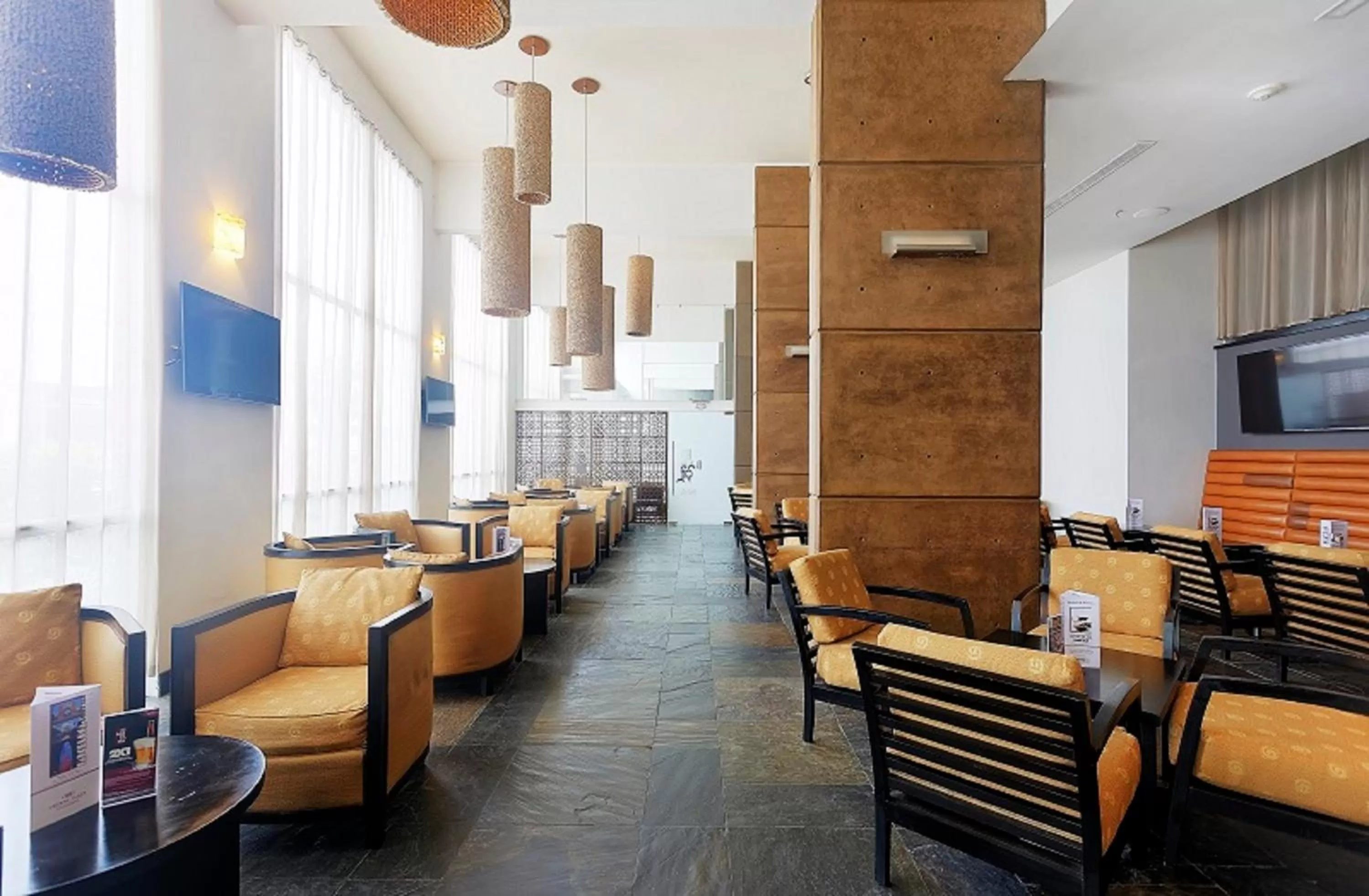 Lounge or bar in Crowne Plaza Villahermosa by IHG