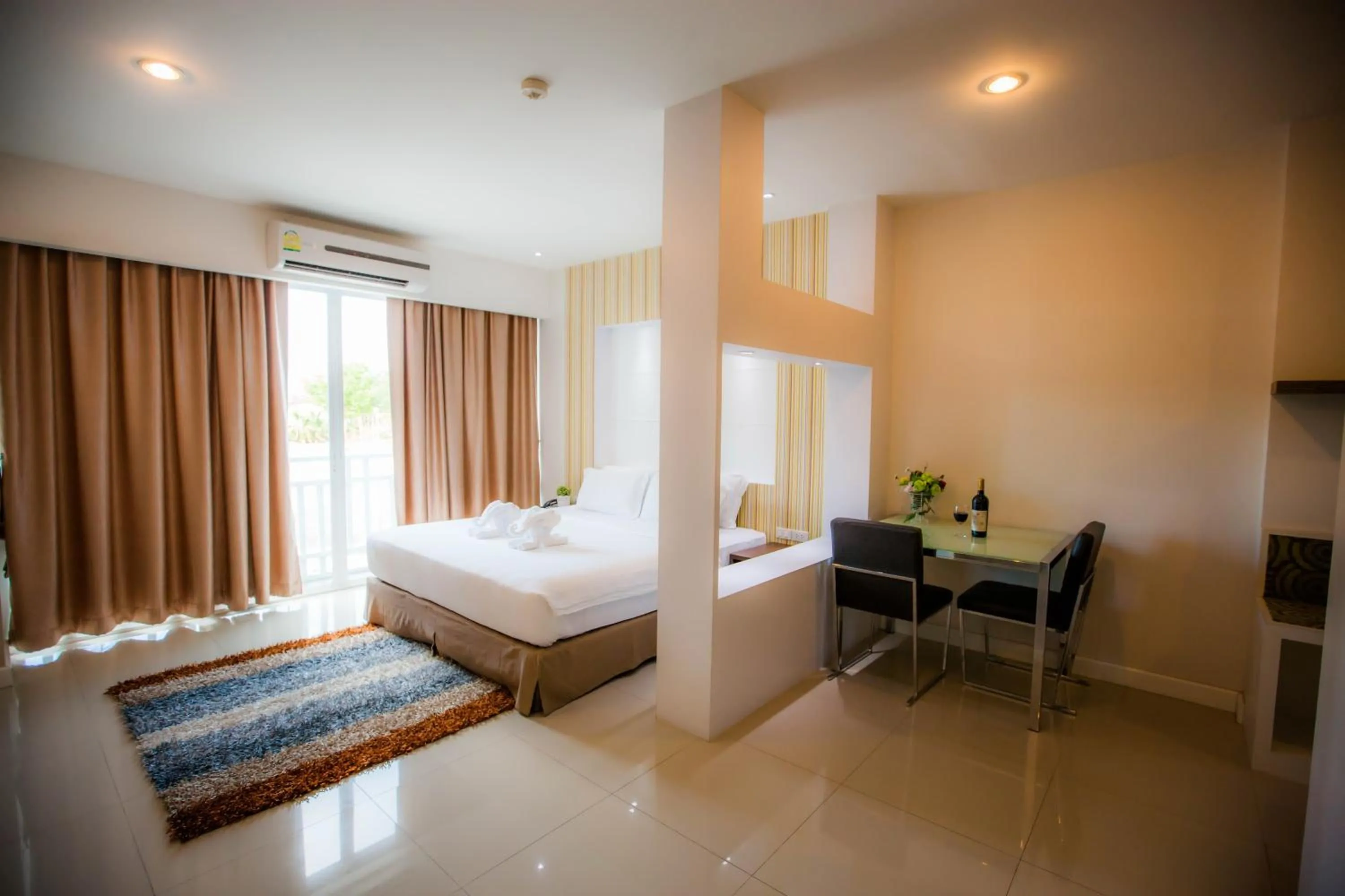 Bedroom, Bed in Golden City Rayong Hotel