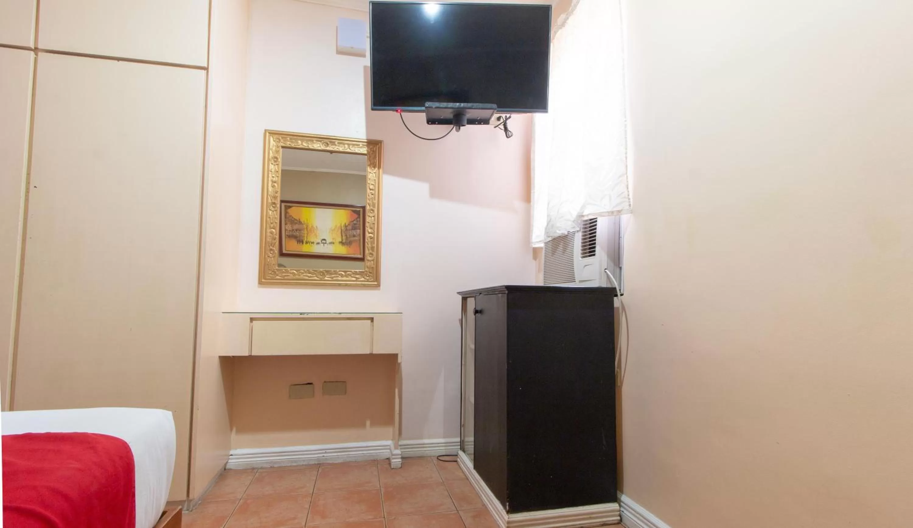 TV and multimedia in RedDoorz @ Downtown Tacloban