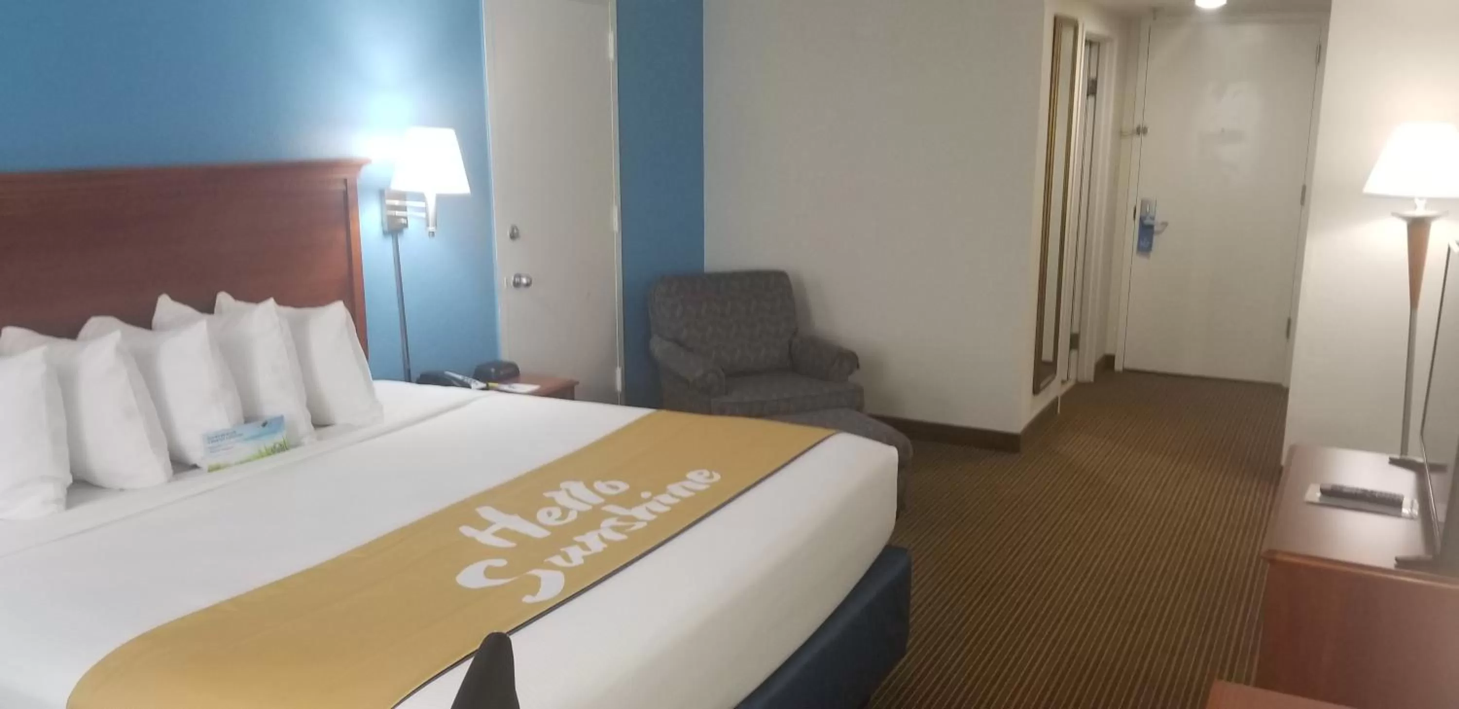 Bed in Days Inn & Suites by Wyndham Tallahassee Conf Center I-10