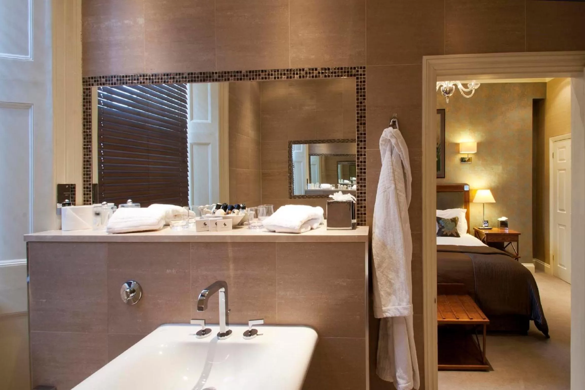 Bathroom, Bed in St Michael's Manor Hotel - St Albans