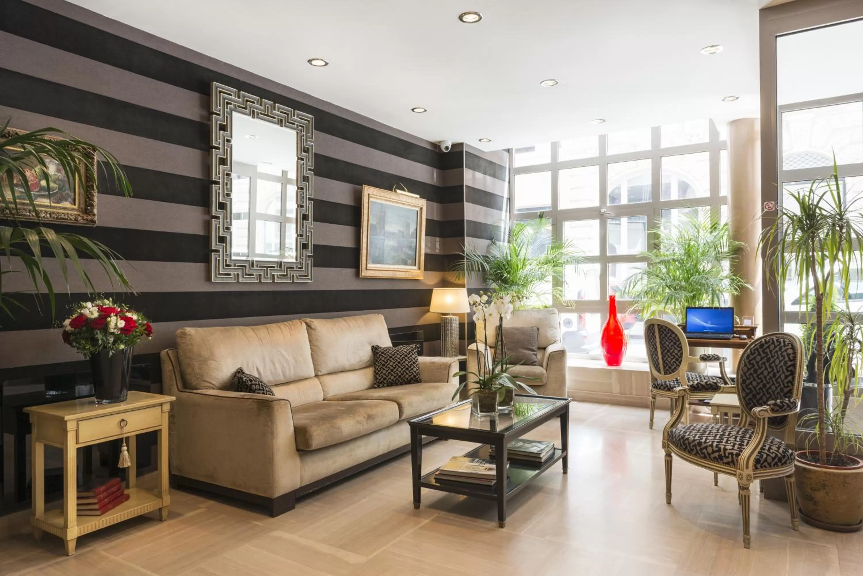 Lobby or reception in Hôtel Volney Opéra
