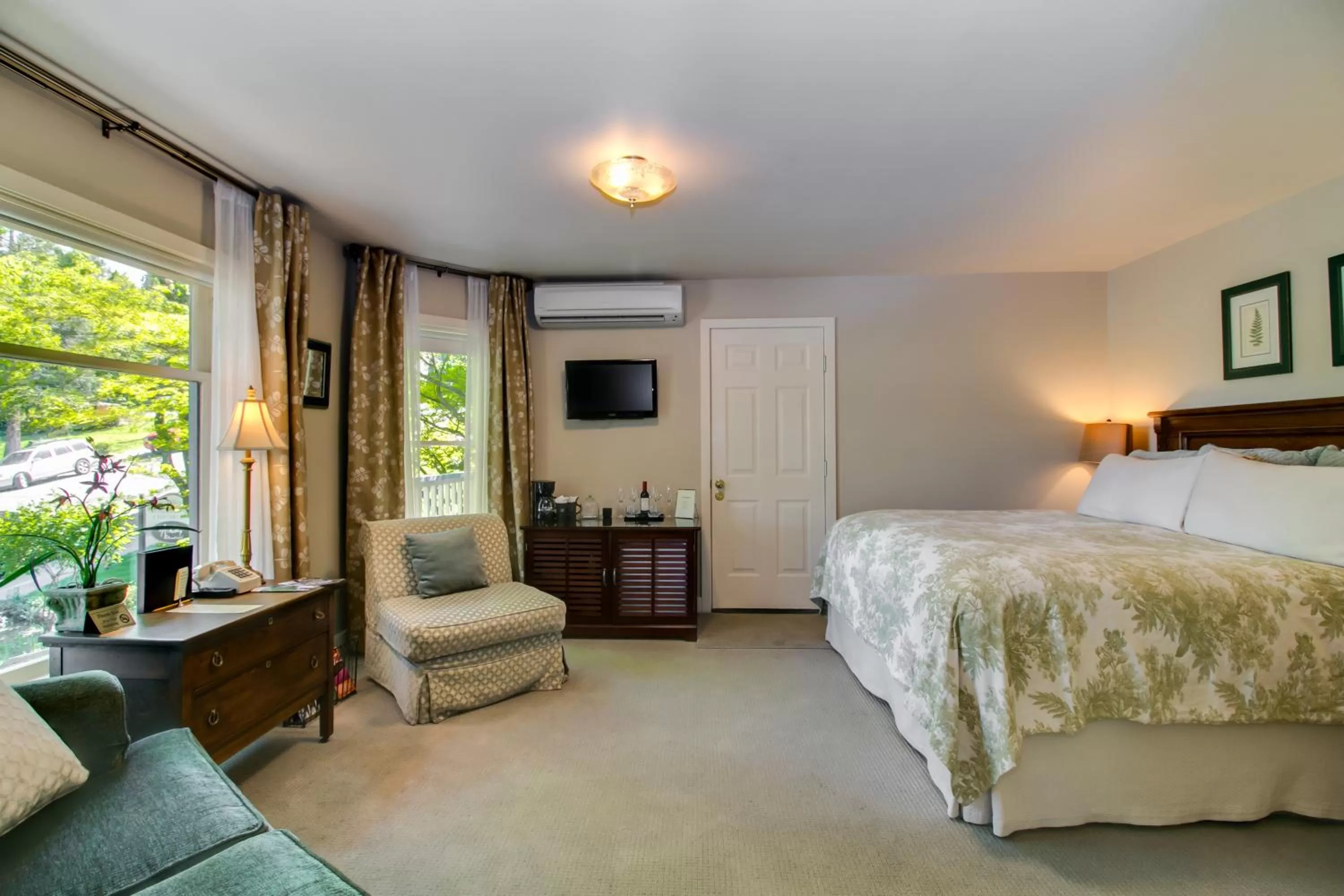 Bed in Winchester Inn