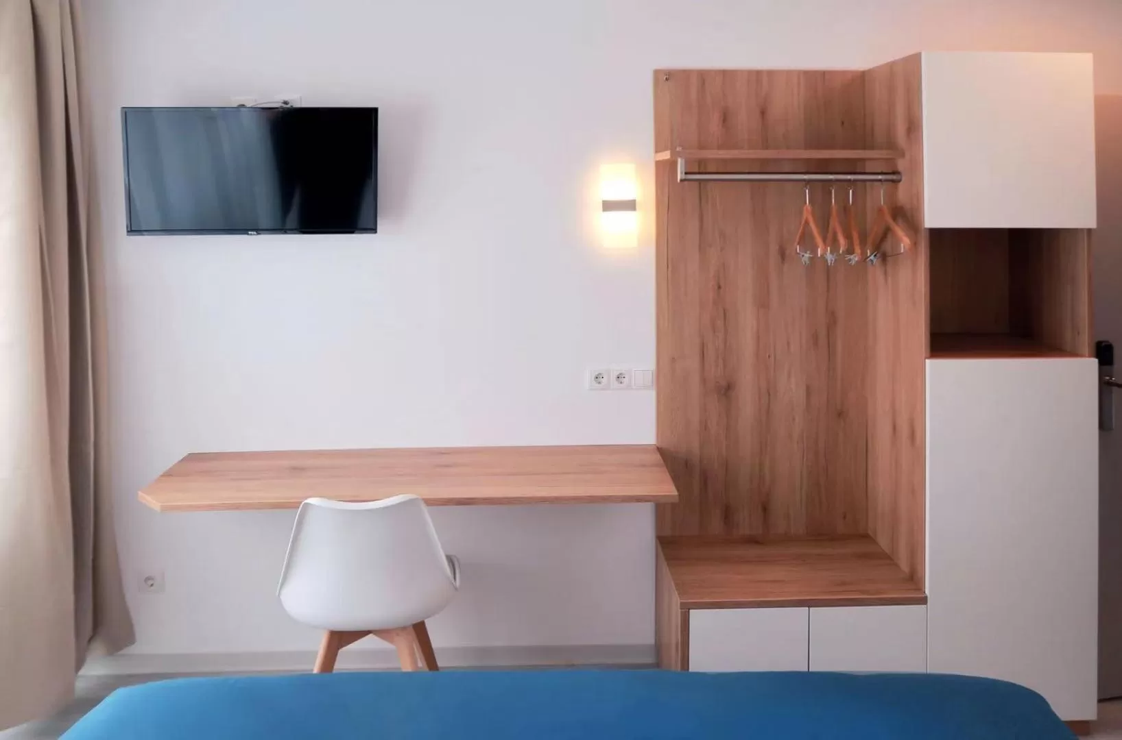 TV and multimedia, TV/Entertainment Center in Hotel 83