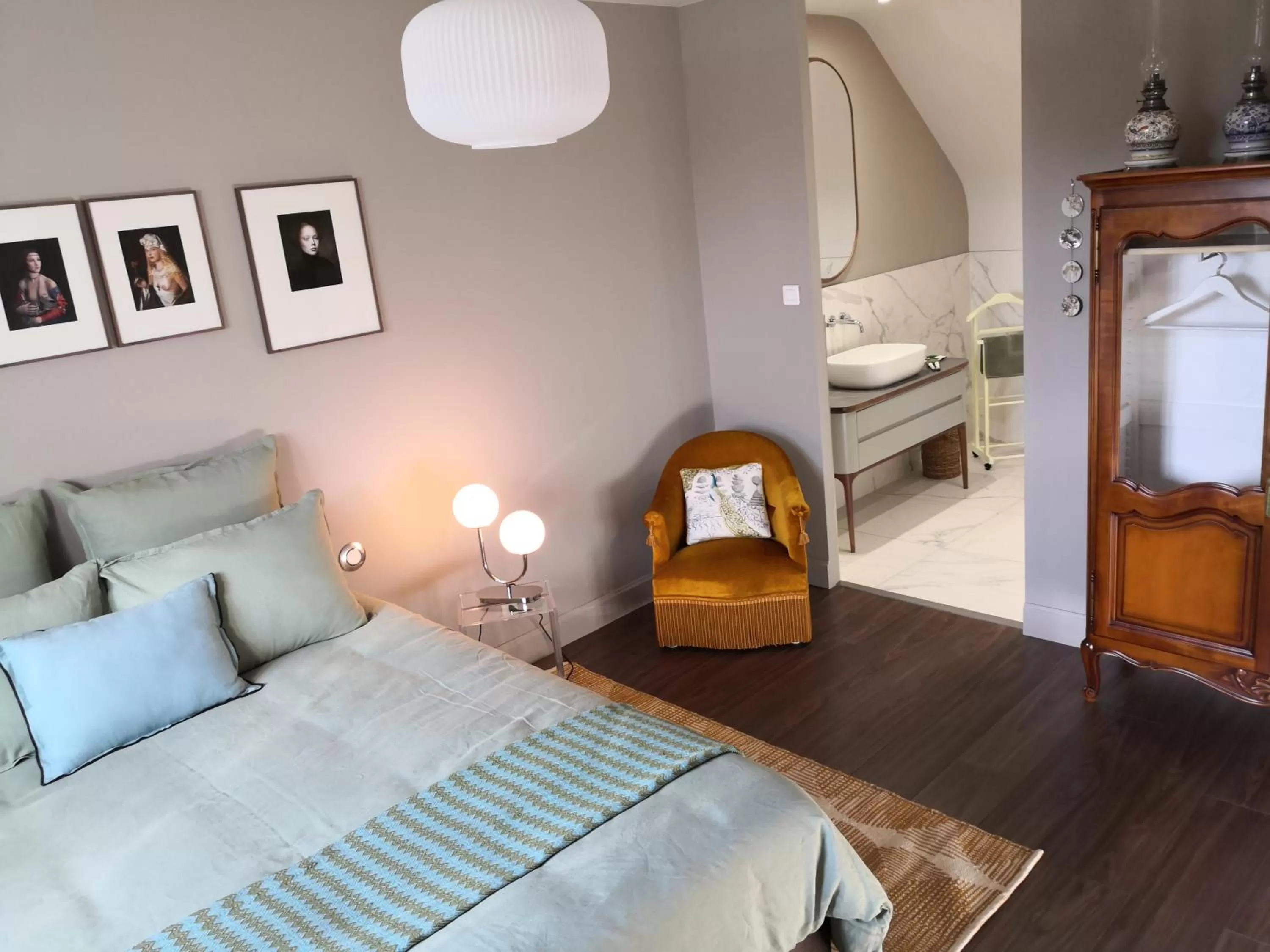 Bedroom, Bed in Maison et Florescence