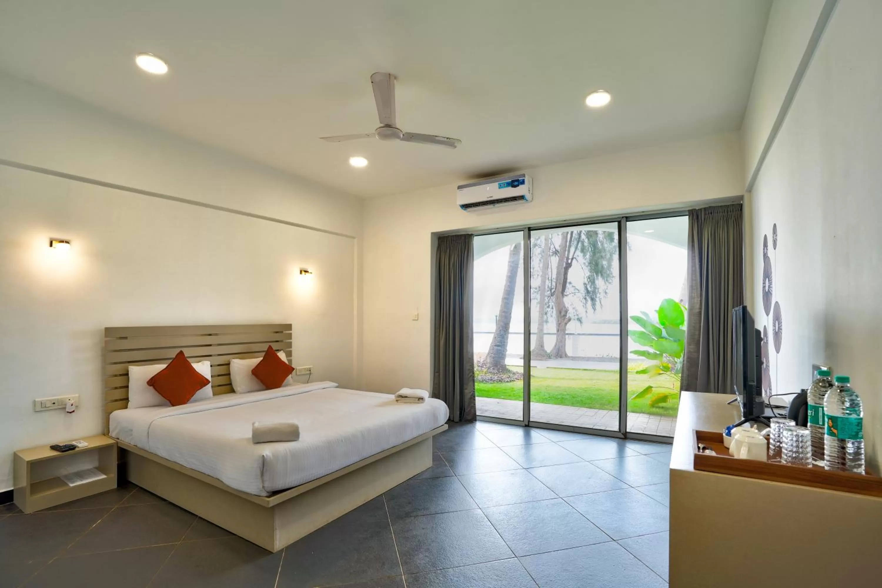 Photo of the whole room, Bed in Blu Missel By The River