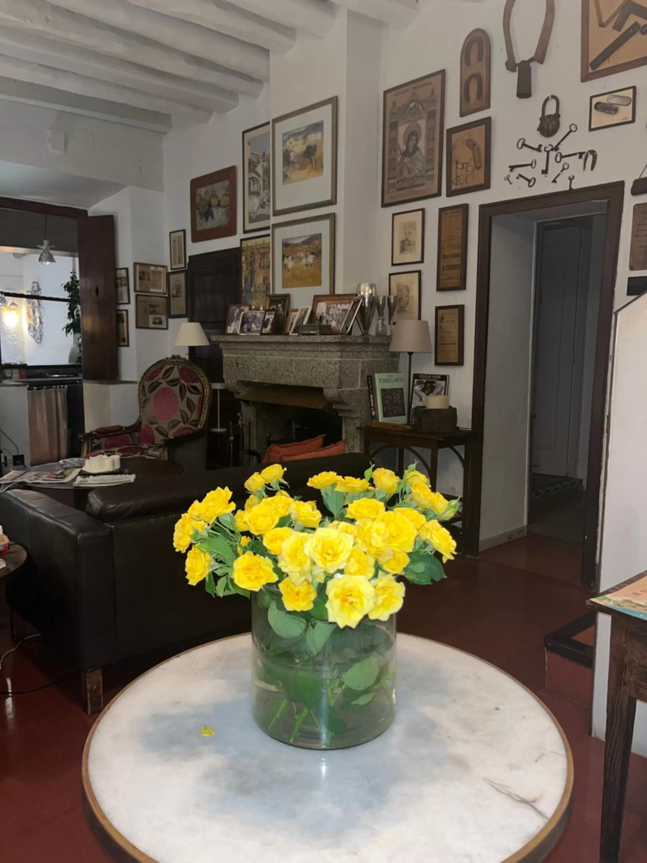 Property building in Hostal de la Plaça - Hotel Boutique