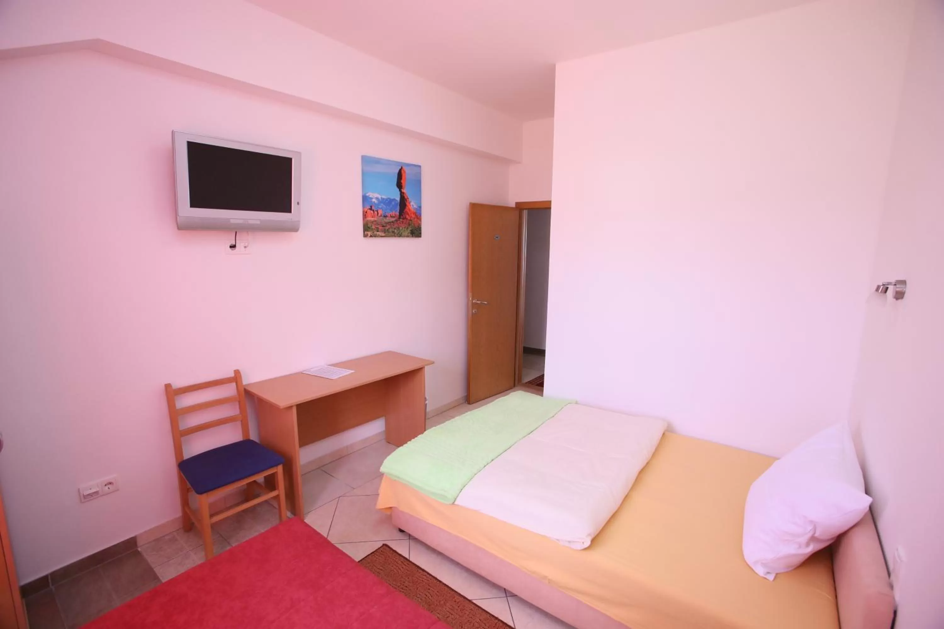 Photo of the whole room, Bed in Motel Maks