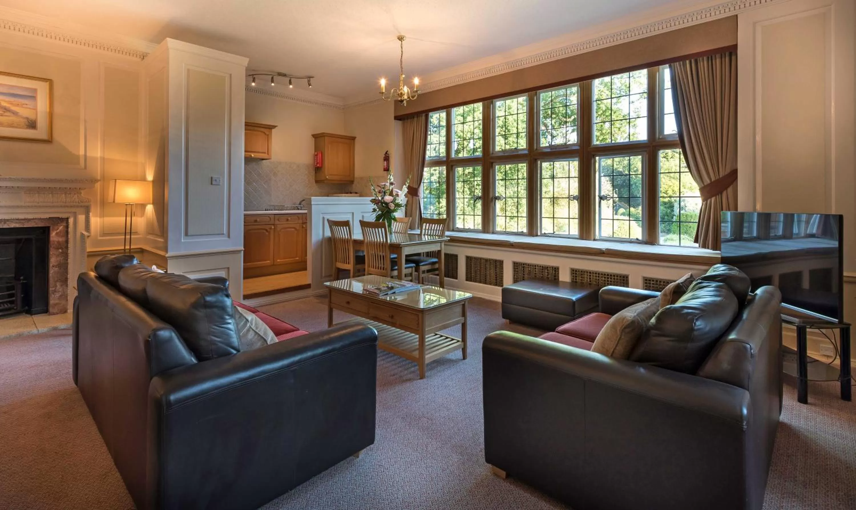 Kitchen or kitchenette, Seating Area in Macdonald Elmers Court Resort