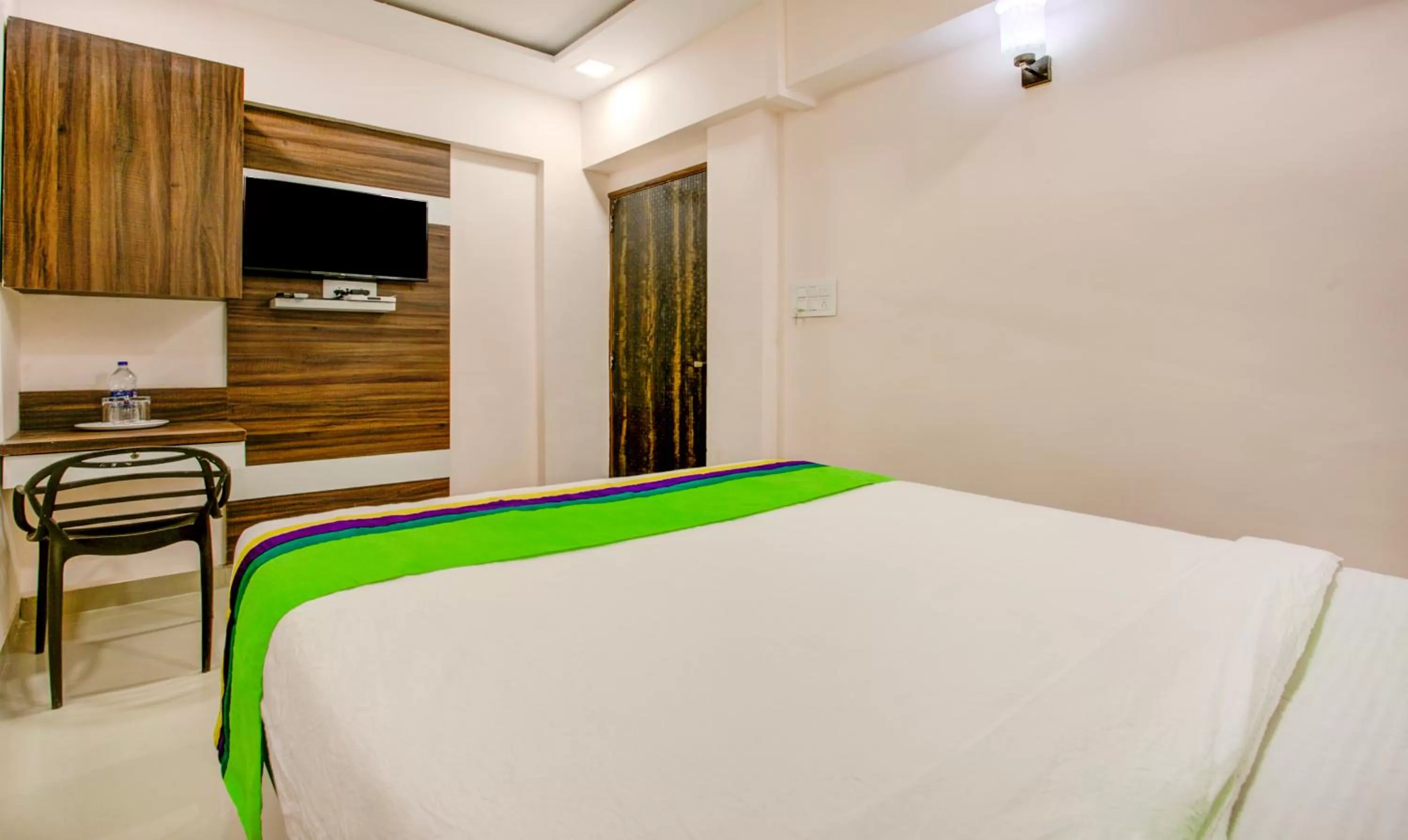 Bed in Treebo Kings Inn Vashi