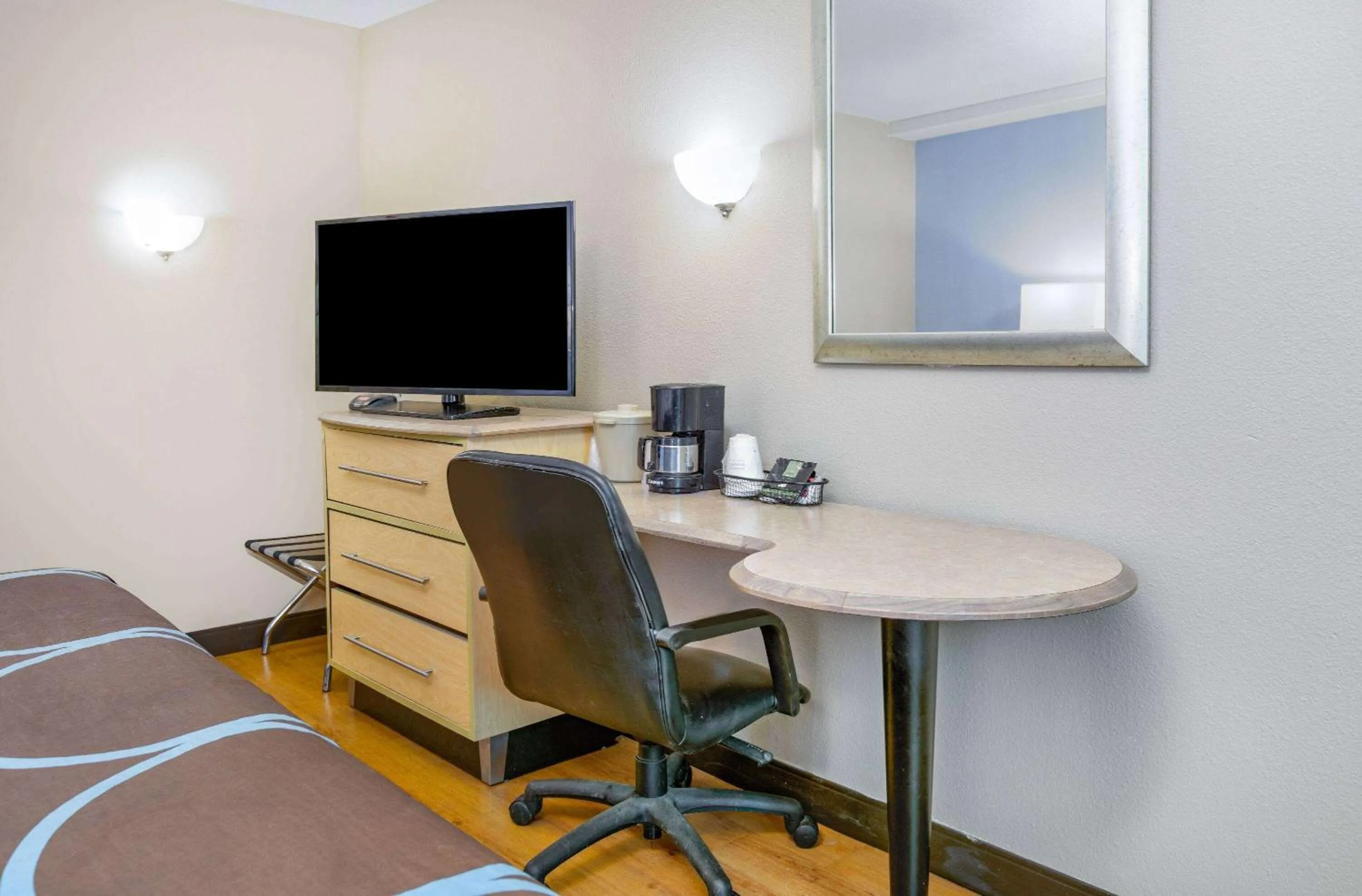 Photo of the whole room in Super 8 by Wyndham New Braunfels I-35