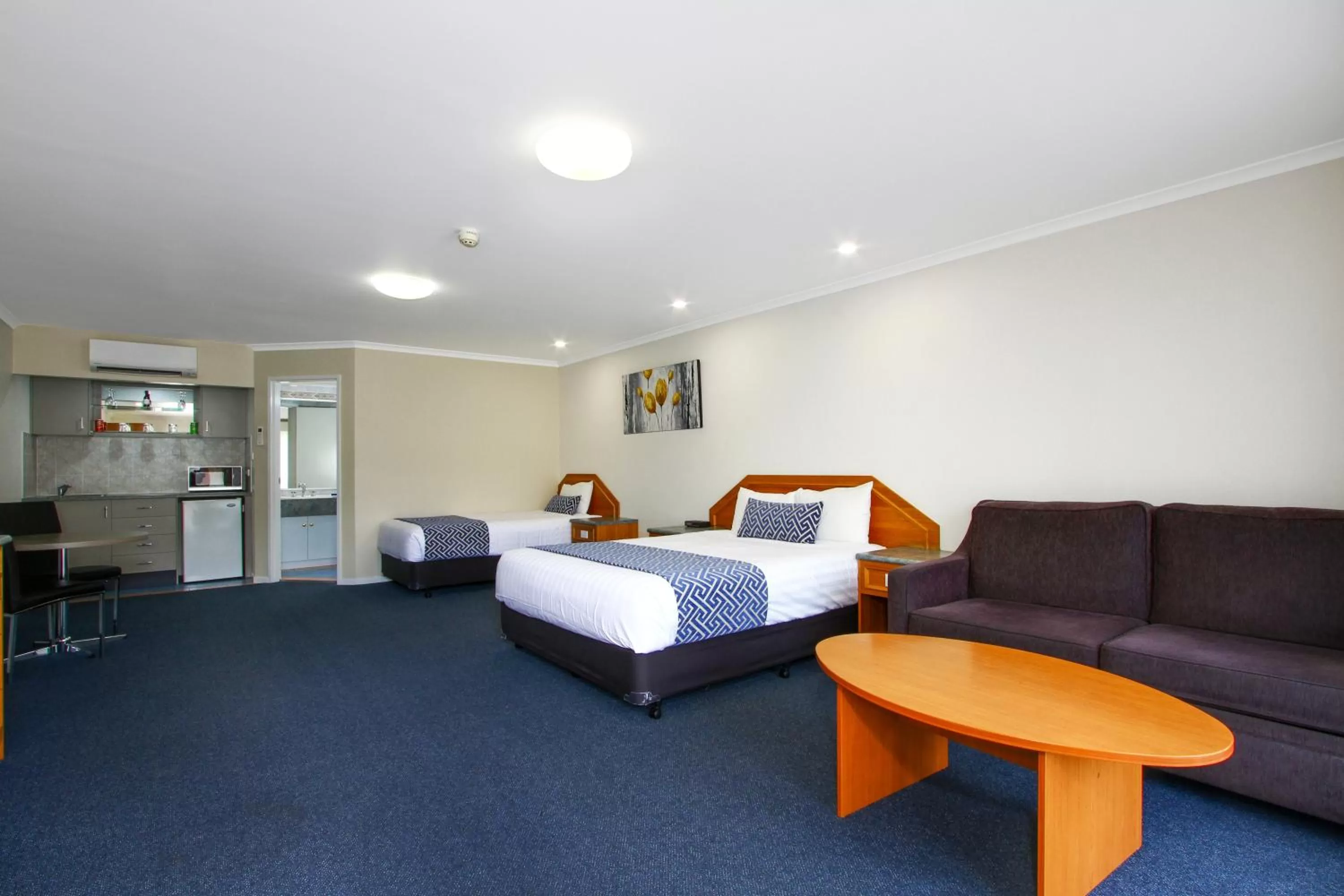 Seating area, Bed in Thunderbird Motel Yass