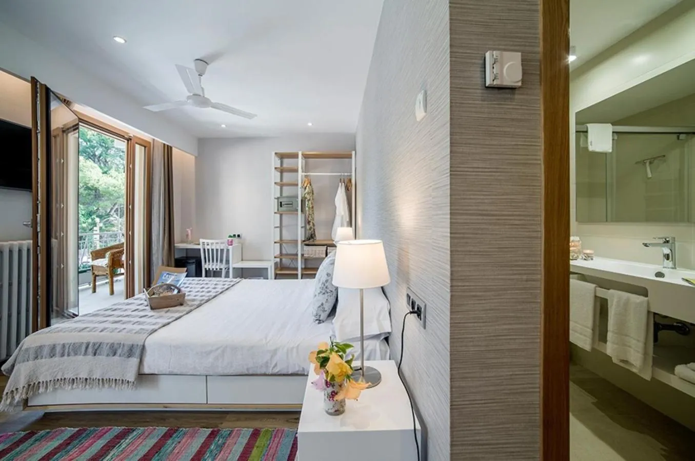 Photo of the whole room, Bed in Voramar