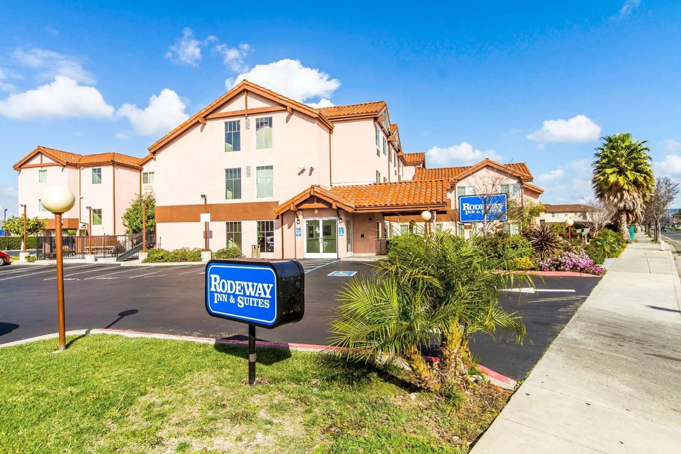 Property building in Rodeway Inn & Suites Hayward - Oakland South