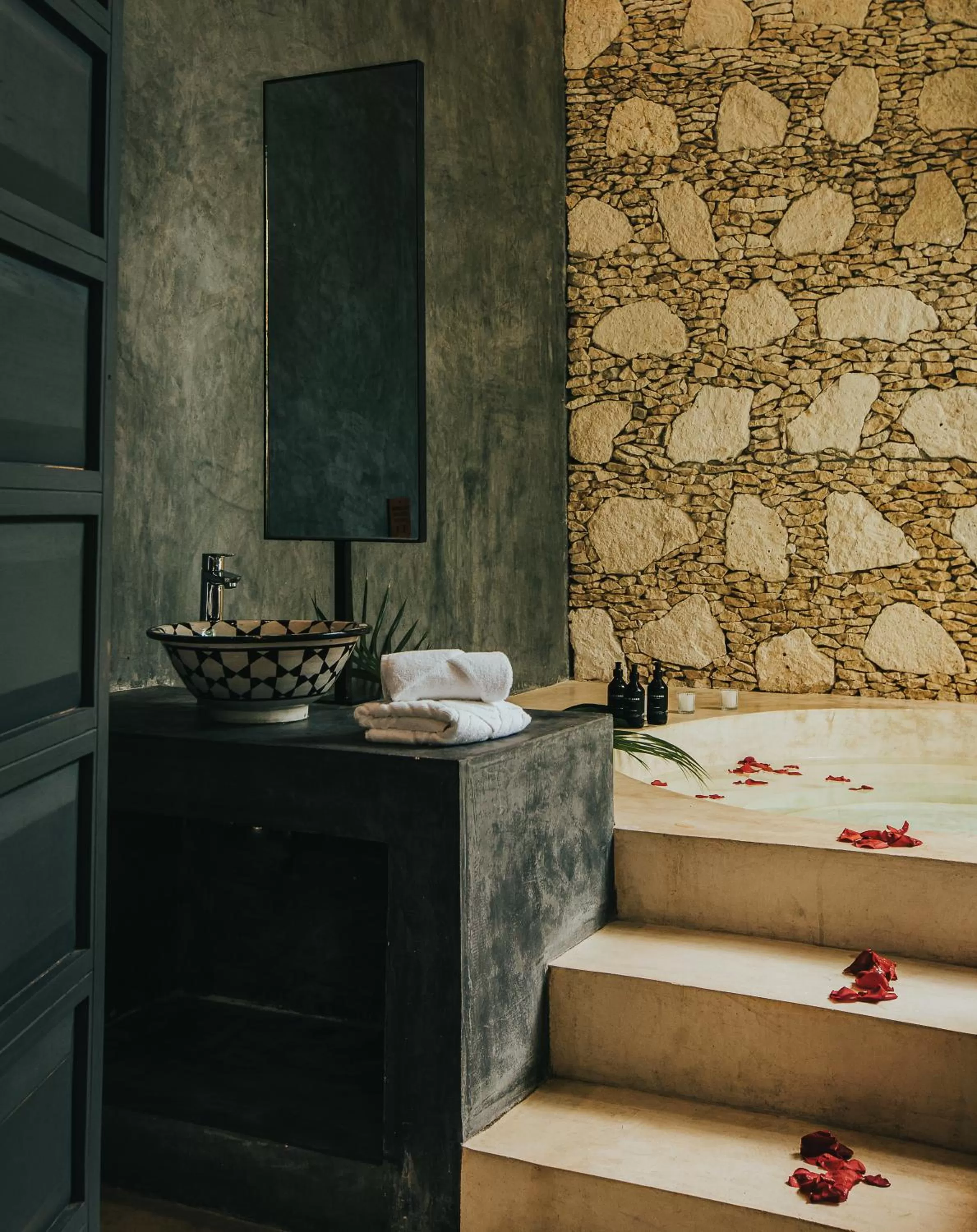 towels in Ambre & Epices Jungle Hotel & Spa