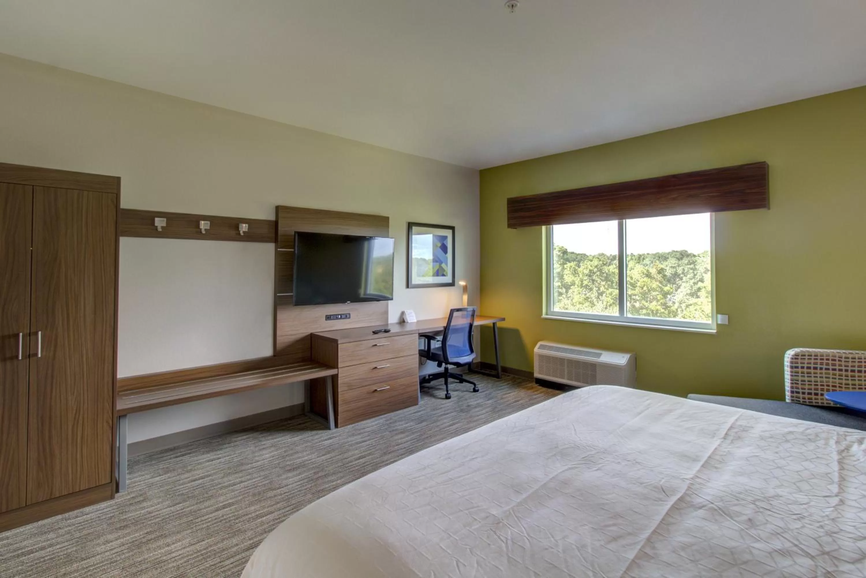 Photo of the whole room, Bed in Holiday Inn Express - Fort Walton Beach Central by IHG