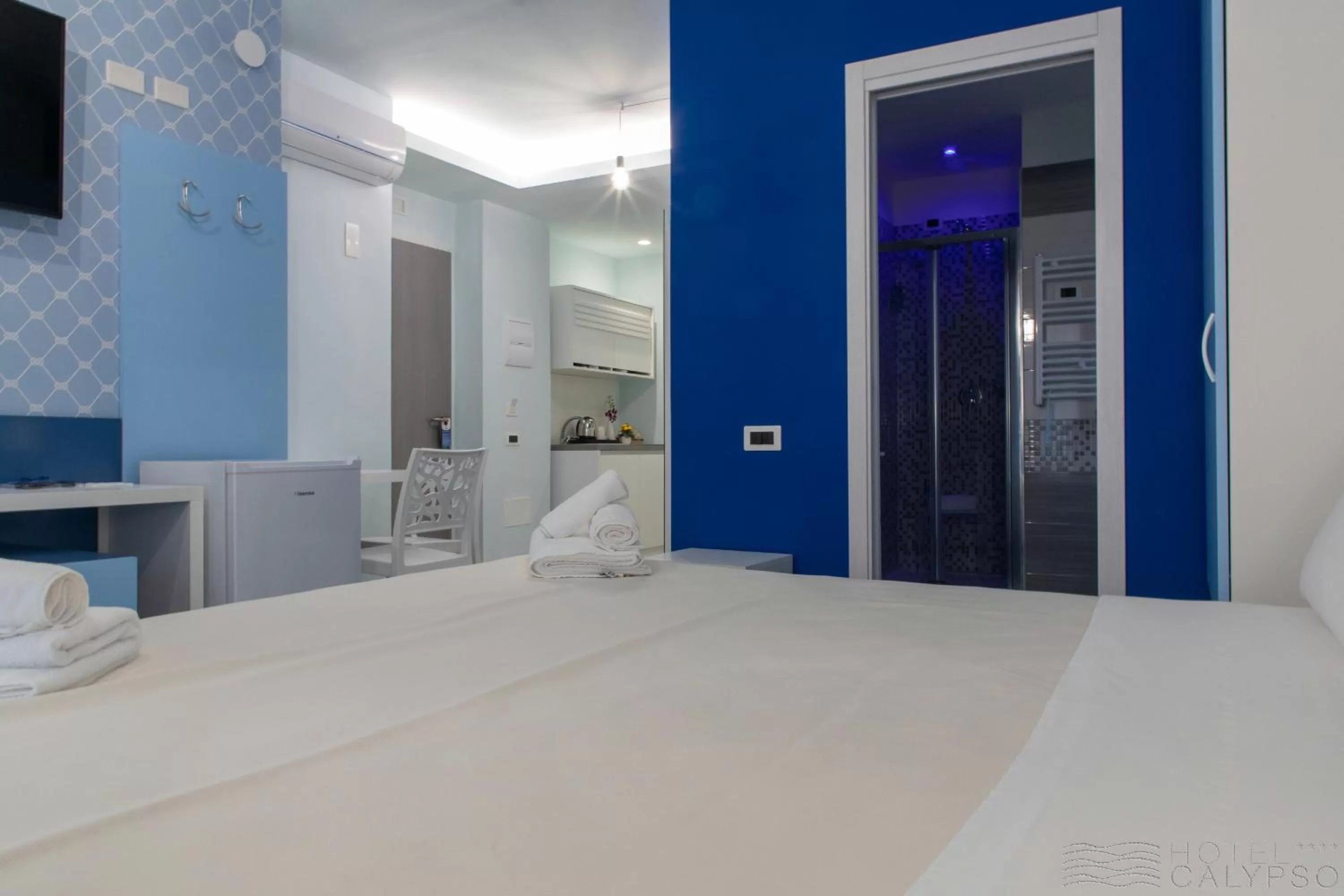 Photo of the whole room, Bed in Hotel Calypso