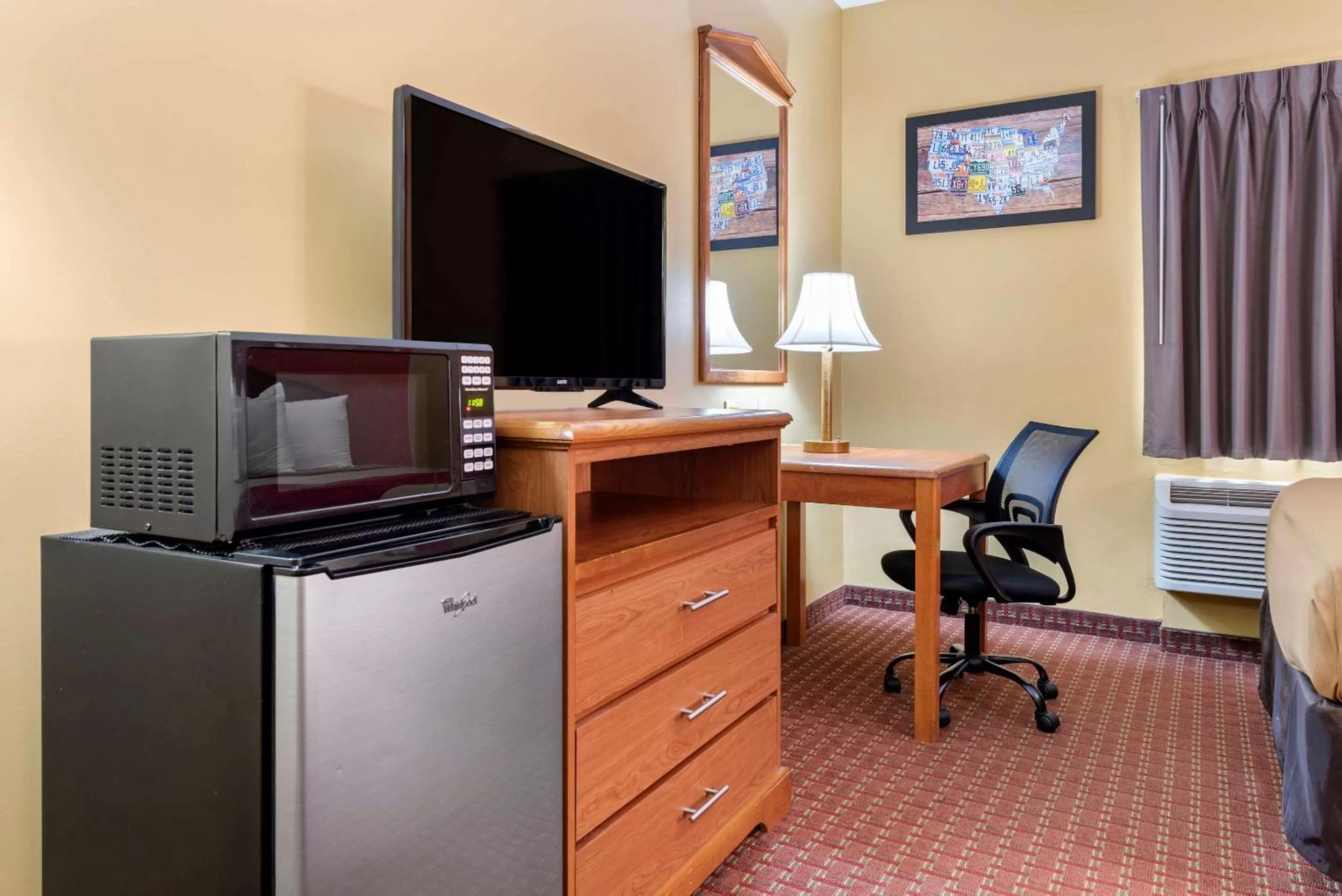 TV and multimedia in Econo Lodge Louisville Airport