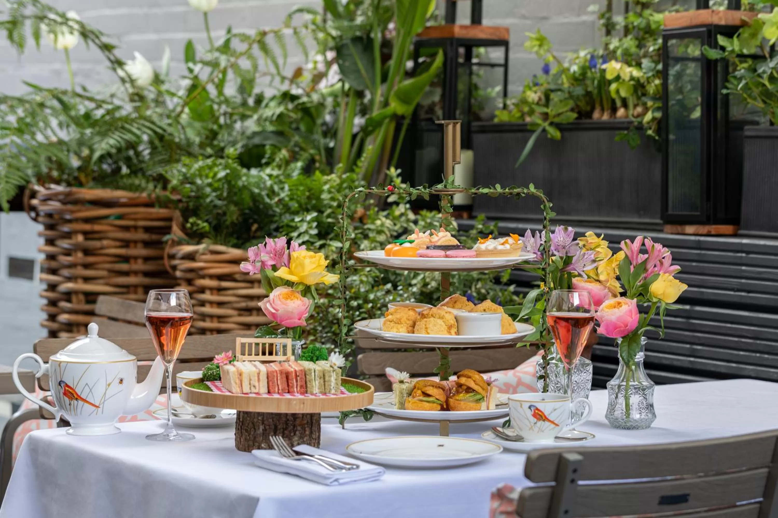 Restaurant/places to eat in 11 Cadogan Gardens and The Apartments by Iconic Luxury Hotels