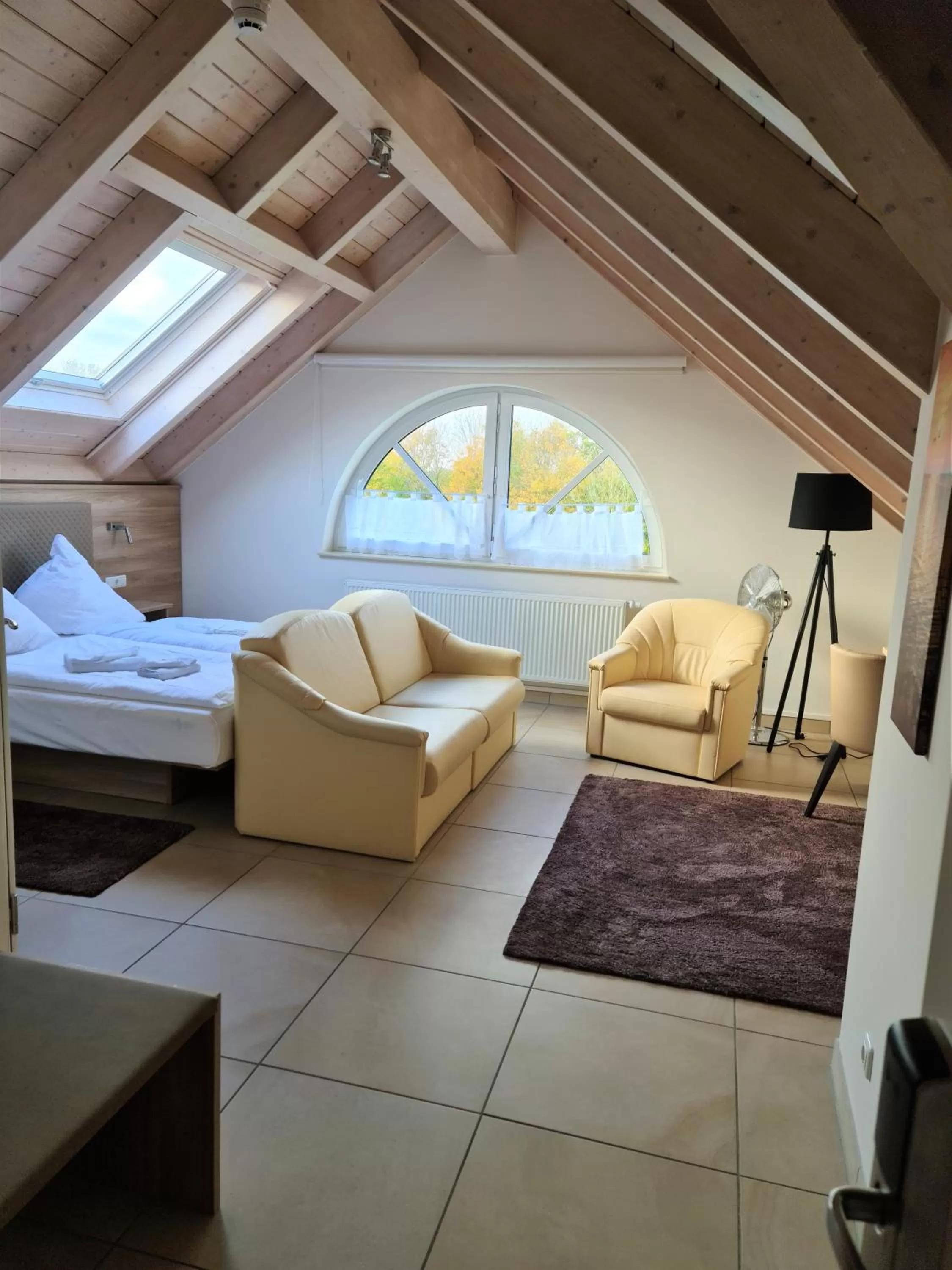 Living room, Bed in Avalon Hotel Bellevue