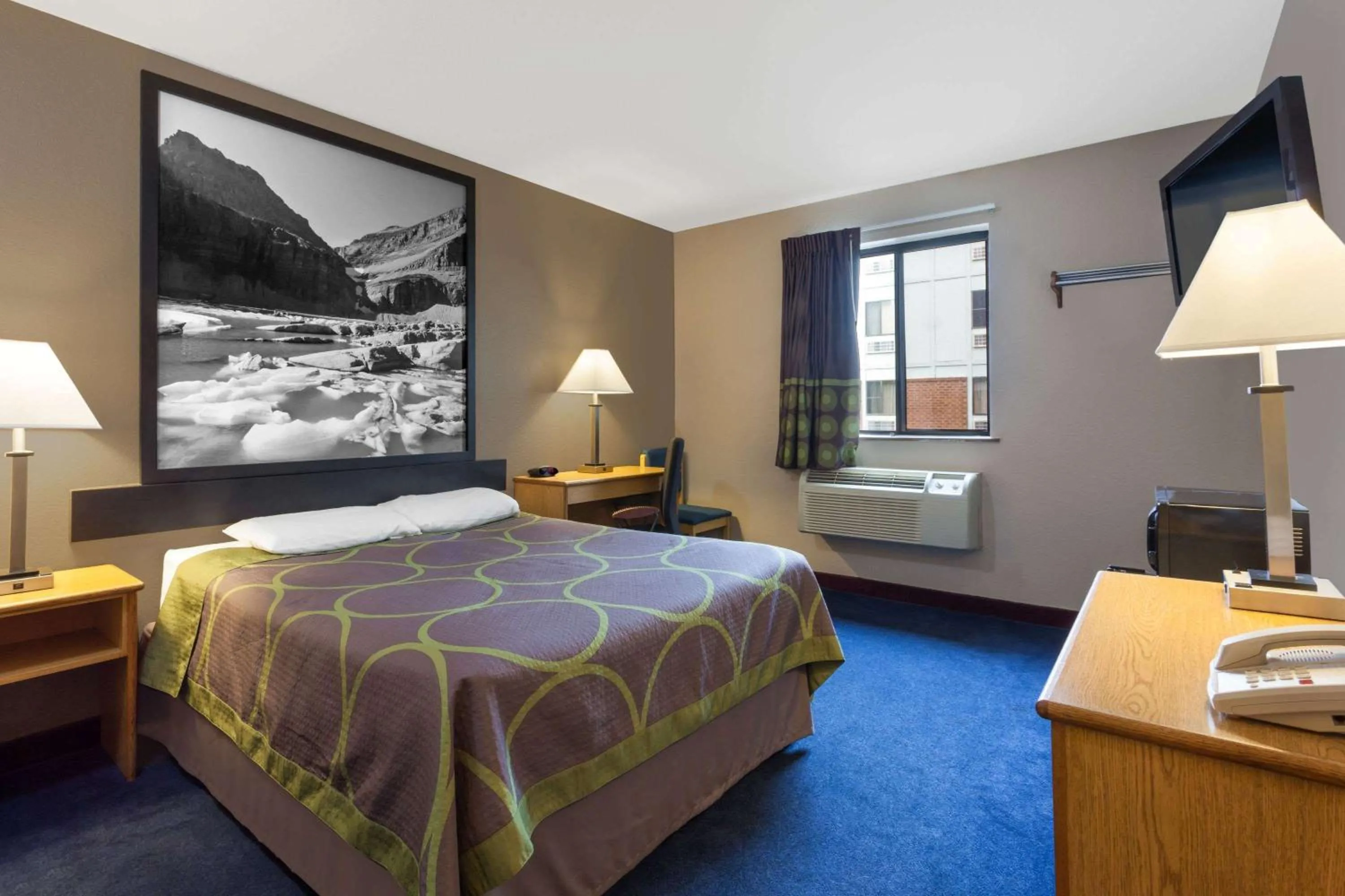 Photo of the whole room, Bed in Super 8 by Wyndham Helena