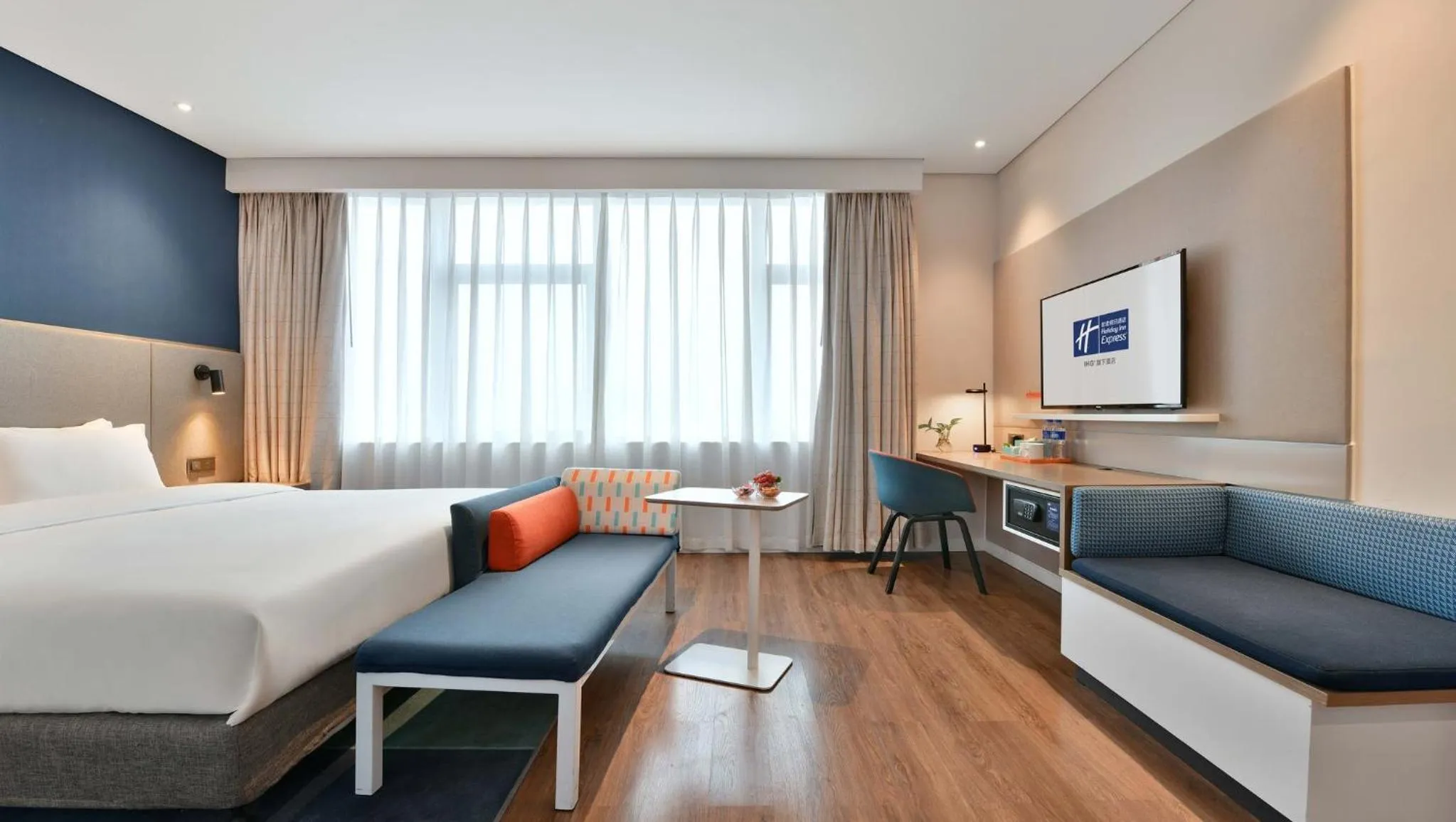 Photo of the whole room, Bed in Holiday Inn Express Chengdu North Railway Station by IHG - Near Panda Base, Near Chunxi Road Free laundromat