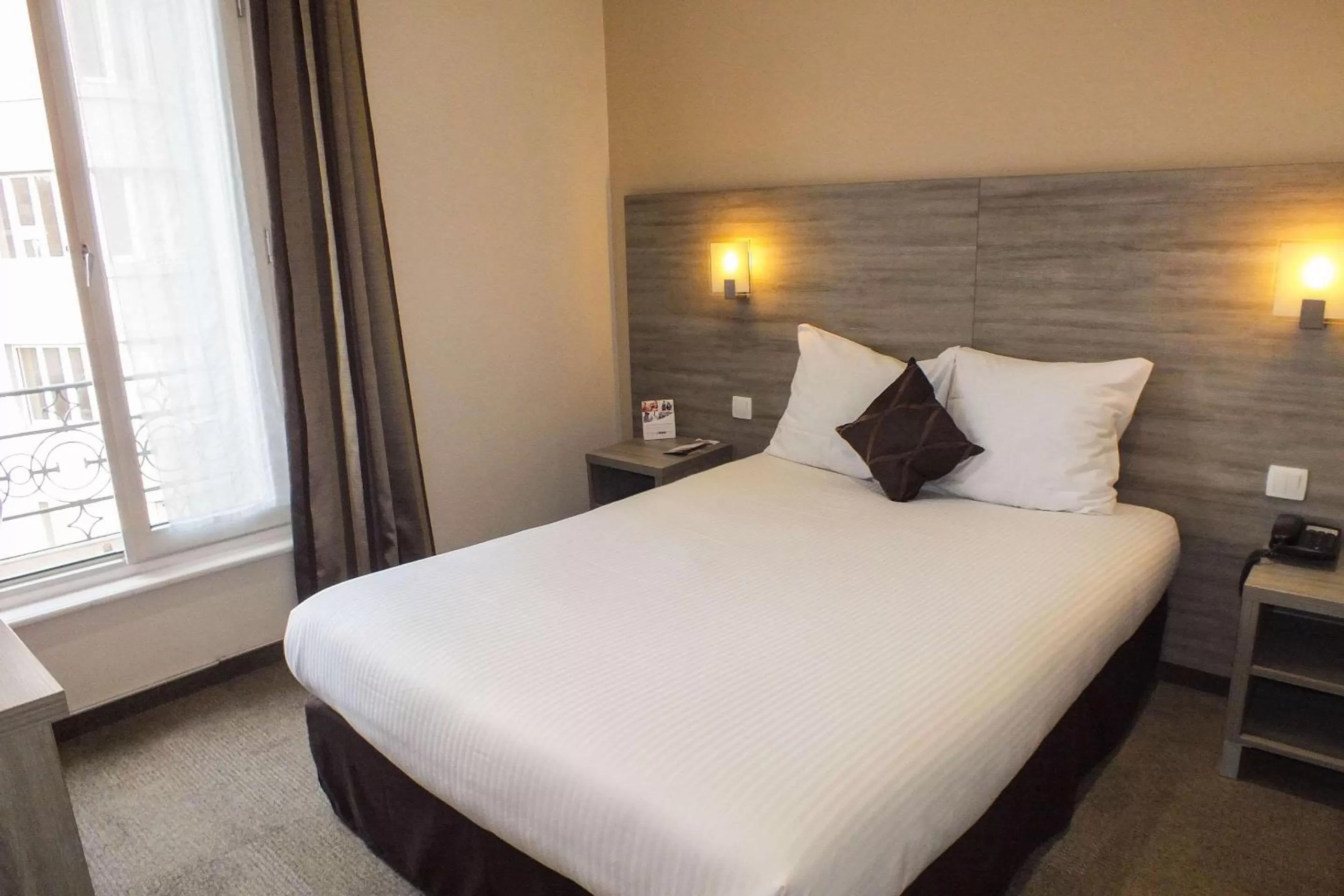 Photo of the whole room, Bed in Hotel Cecil Metz Gare