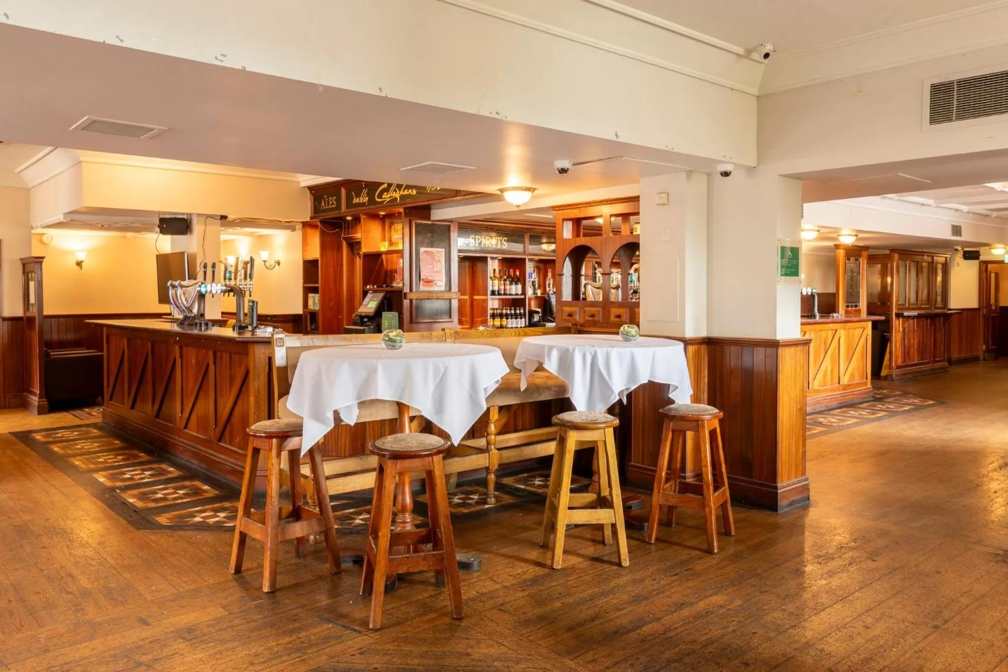 Lounge or bar in Holiday Inn Cardiff City Centre by IHG