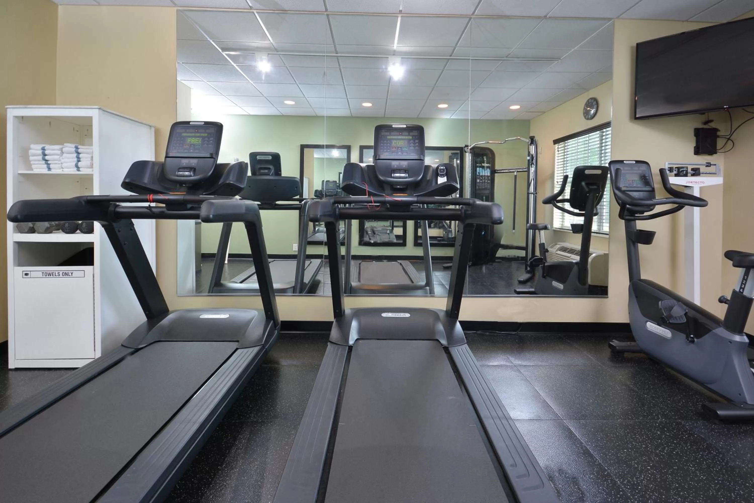 Fitness centre/facilities in Country Inn & Suites by Radisson, Asheville West near Biltmore