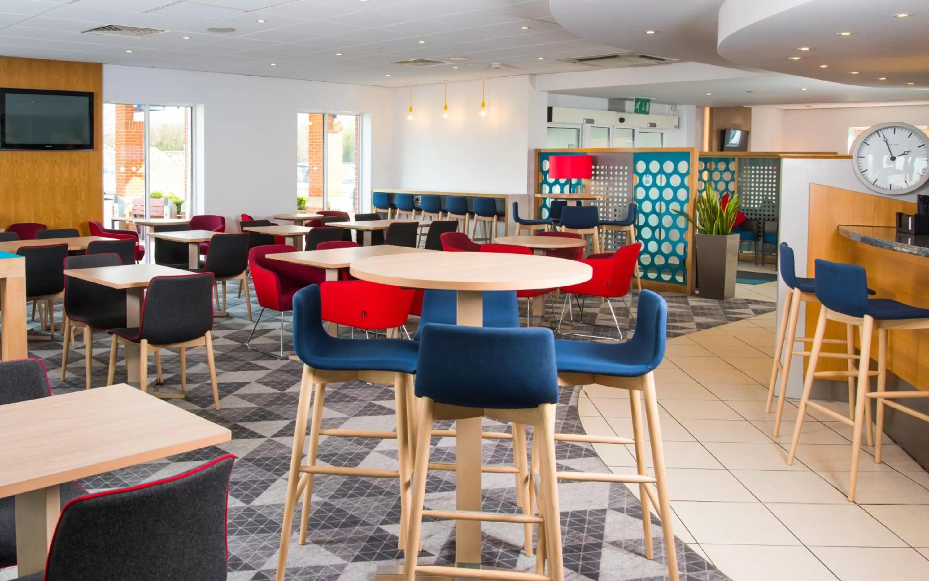 Lounge or bar in Holiday Inn Express Southampton West by IHG