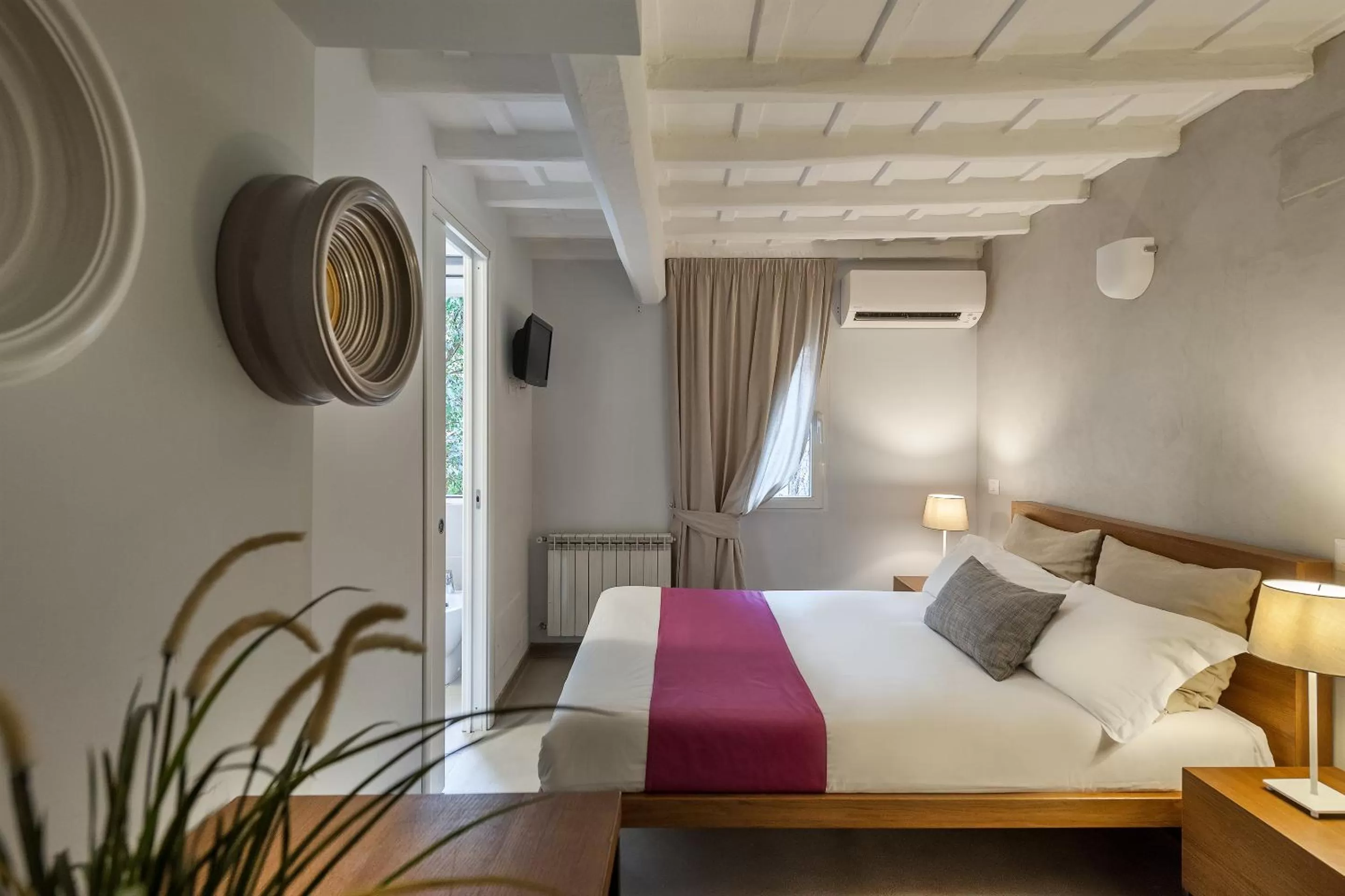 Photo of the whole room, Bed in The Spanish Suite Piazza di Spagna