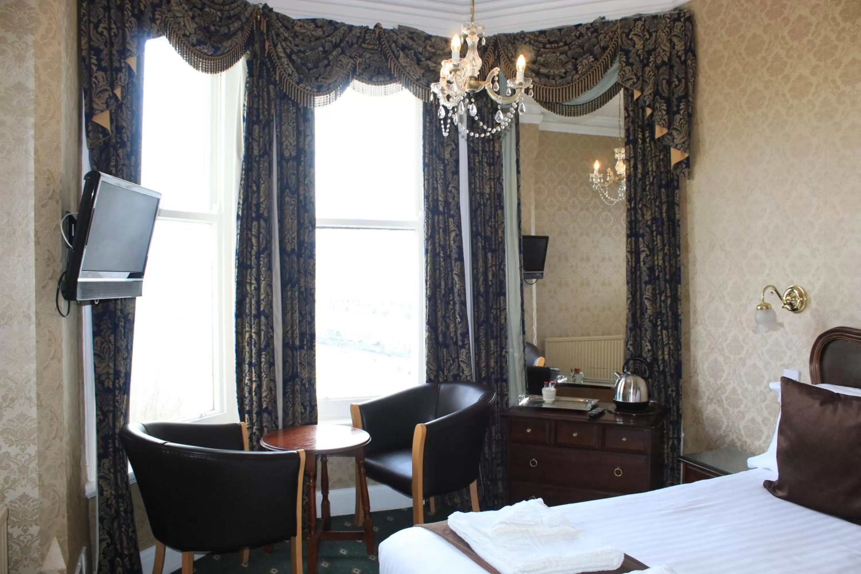 Seating area, Bed in Headlands Hotel