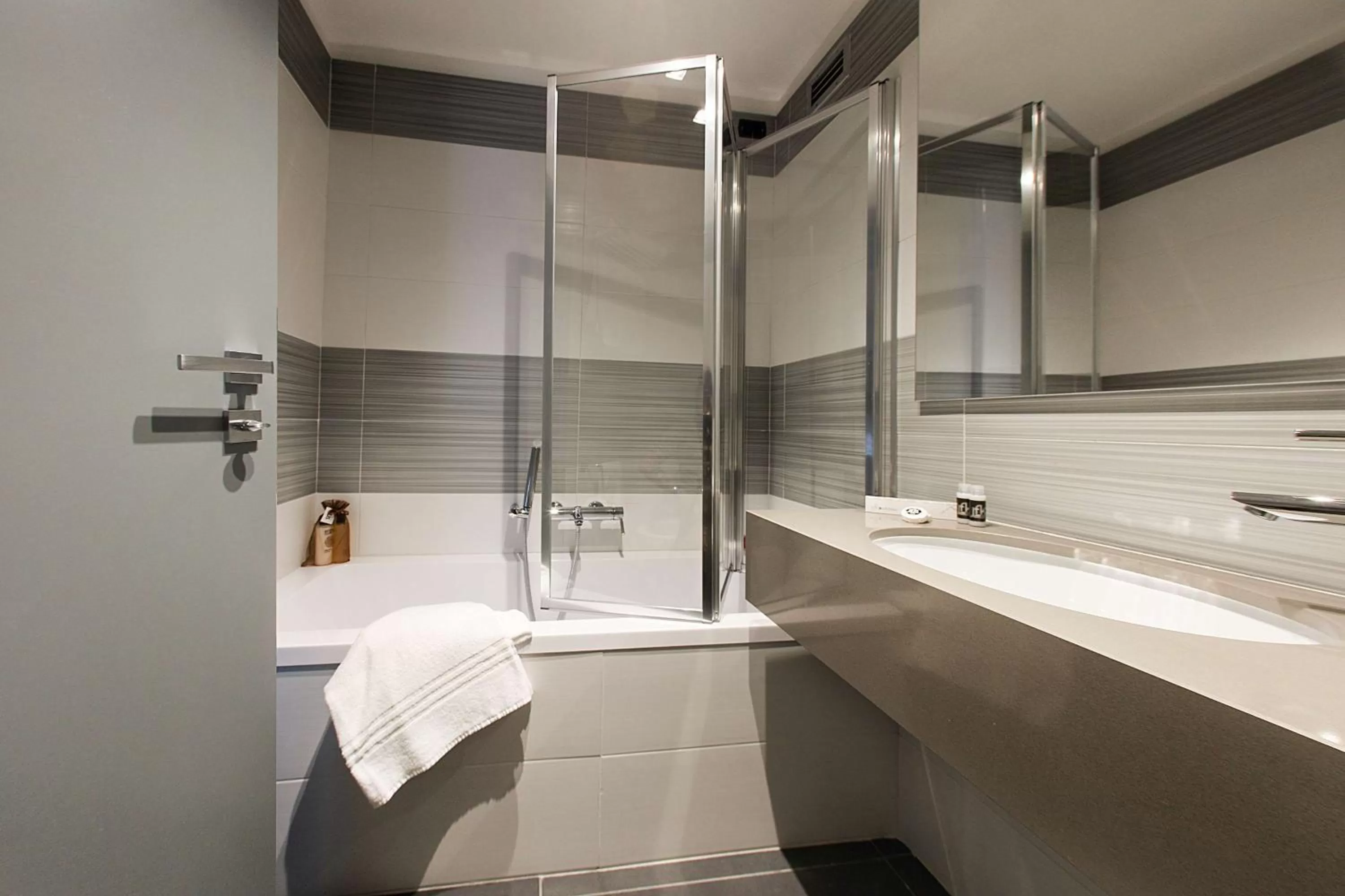 Bathroom in Best Western JFK Hotel