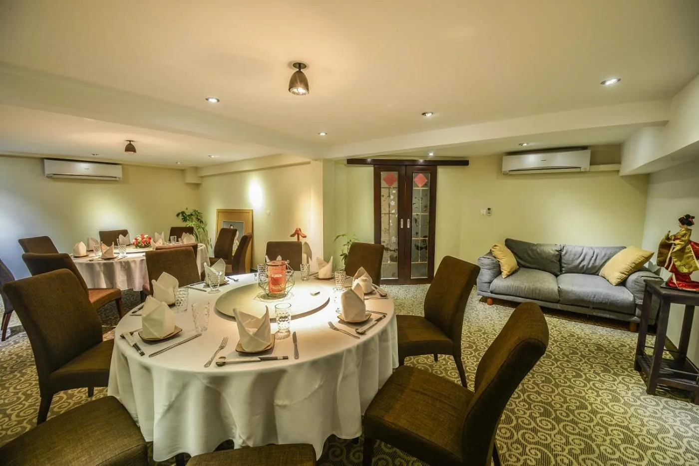 Restaurant/places to eat in Almond Hotel Sothearos