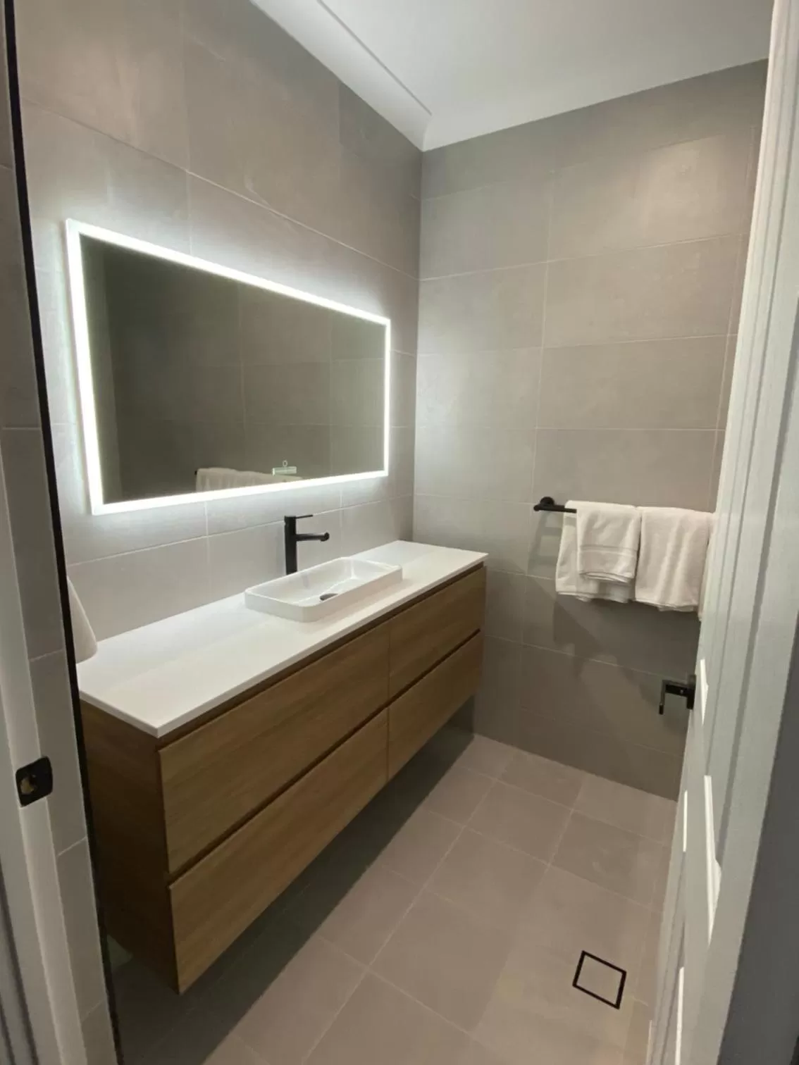 Bathroom, Bed in Old Maitland Inn - Rutherford