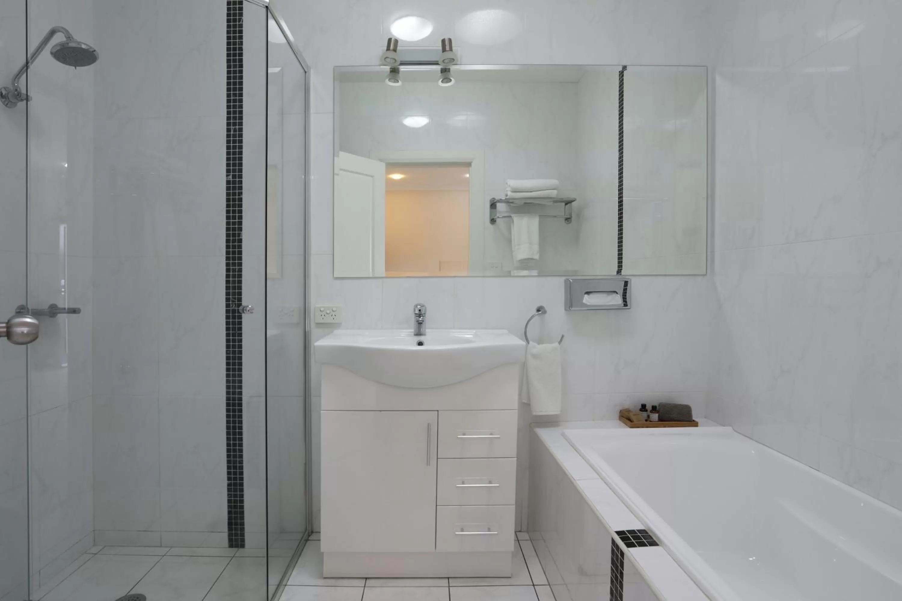 Cadman Motor Inn and Apartments