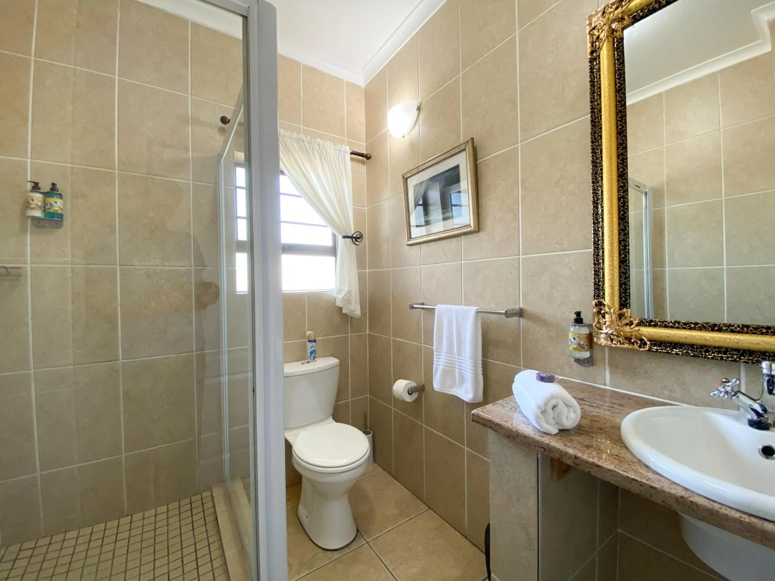 Bathroom in Bar-t-nique Guest House