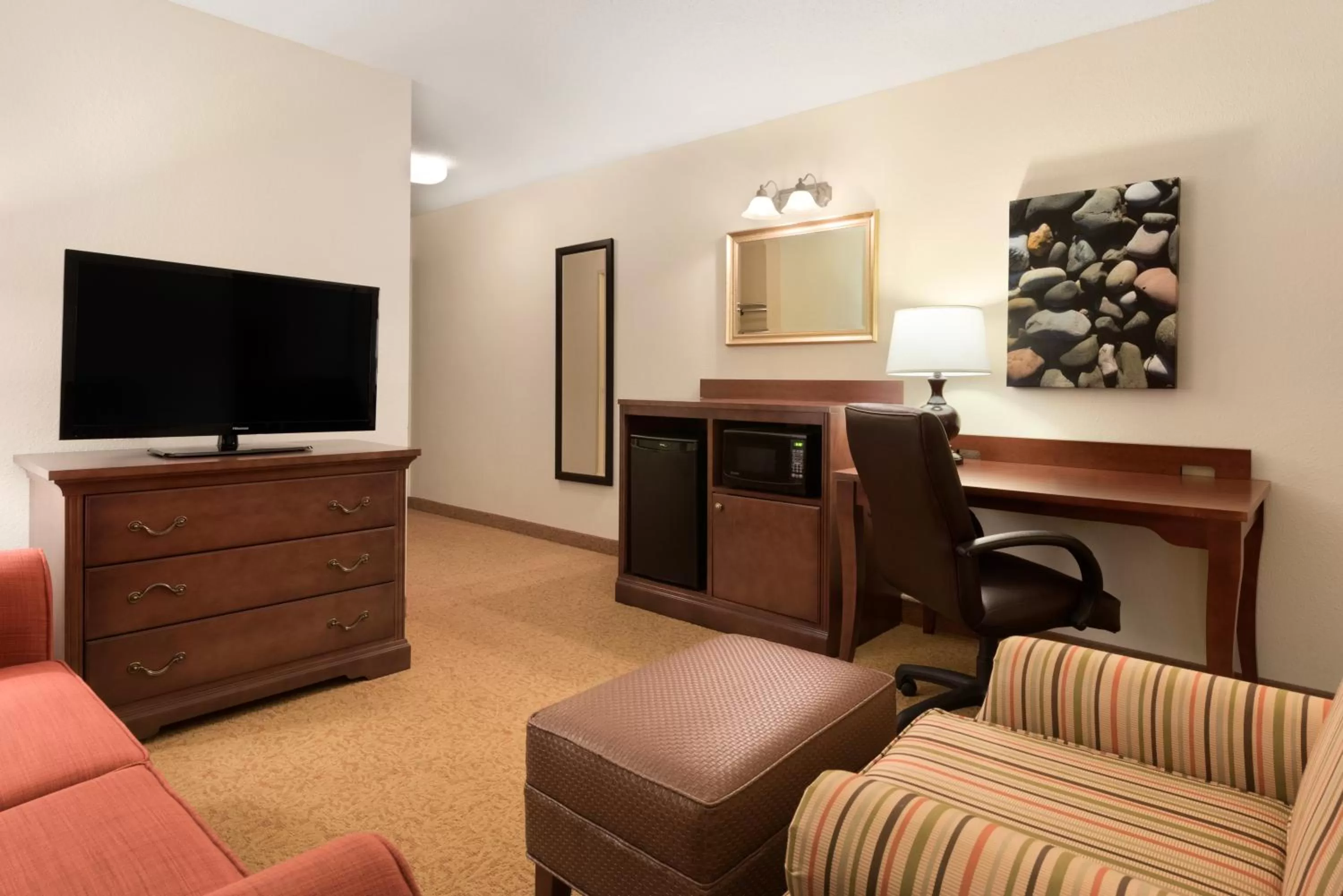 Seating area in Country Inn & Suites by Radisson, Cedar Rapids Airport, IA