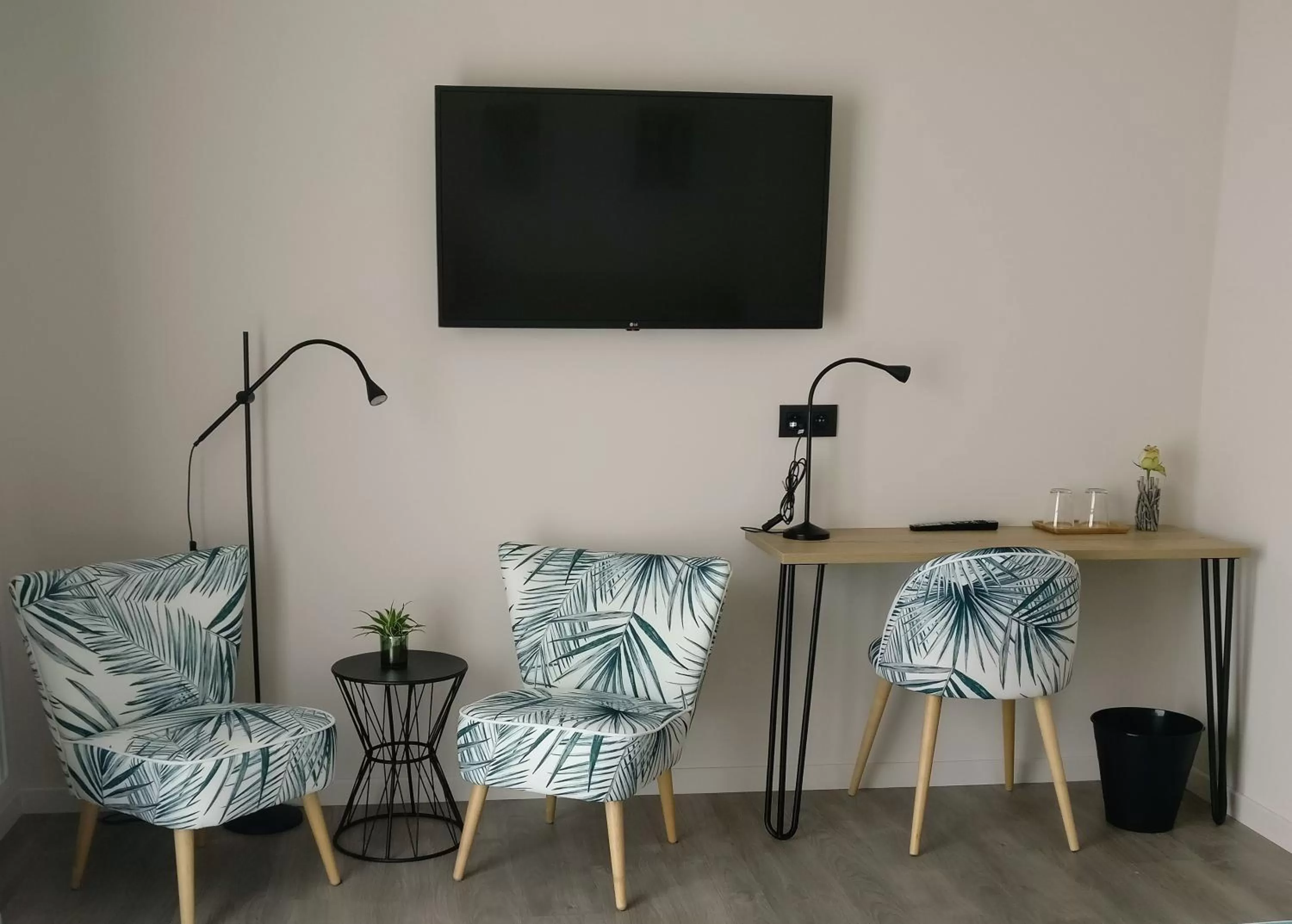 Seating area, TV/Entertainment Center in B & B De Veurnse Slaper