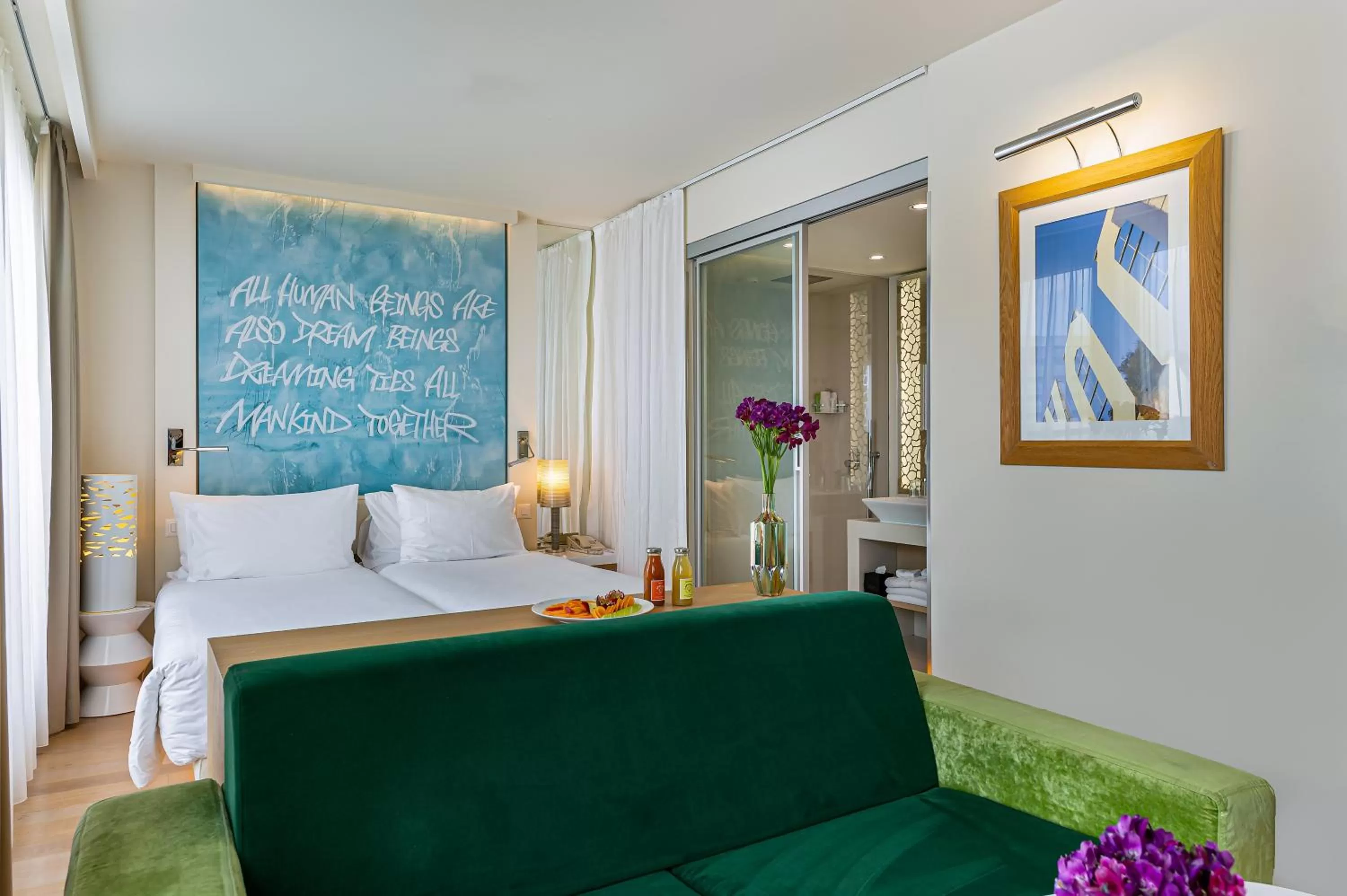 Bed in N’vY Manotel