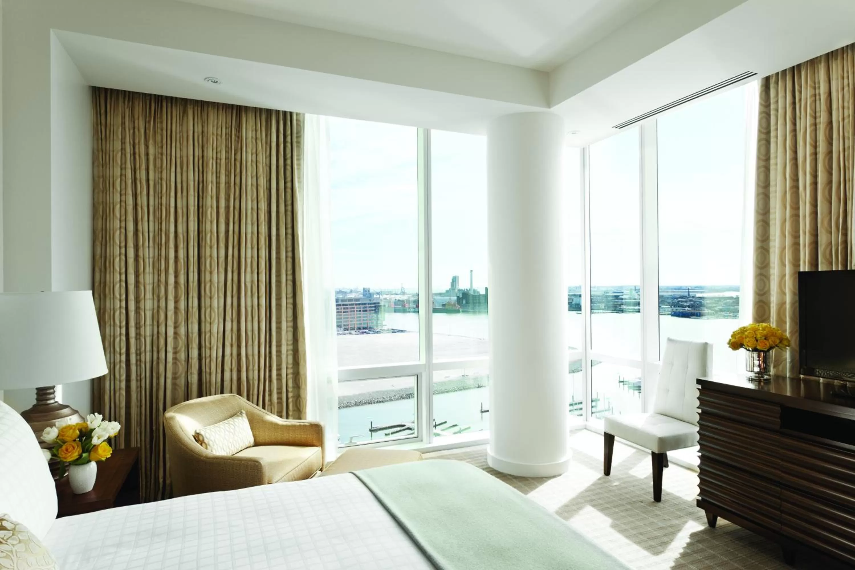 Bedroom, Bed in Four Seasons Baltimore