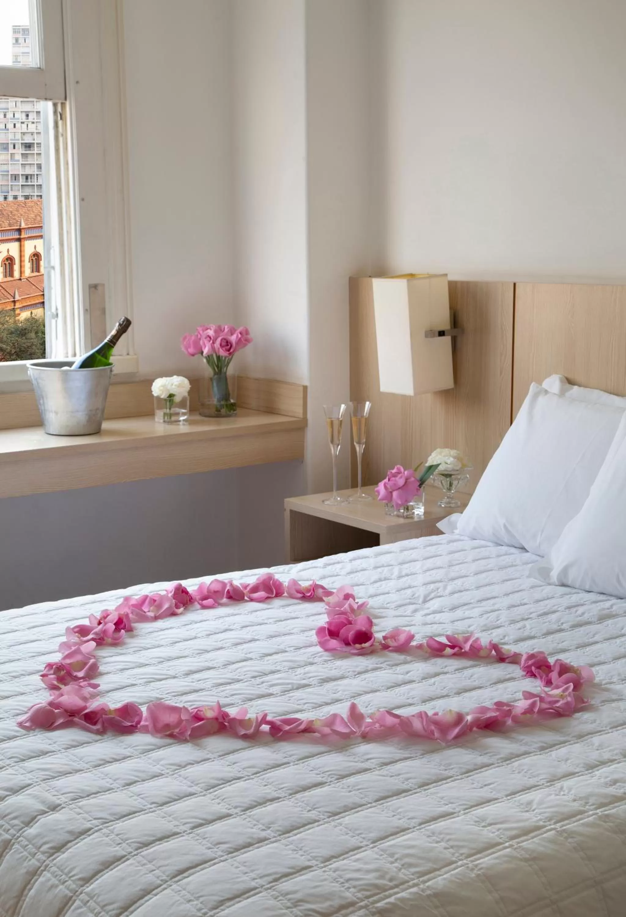 Photo of the whole room, Bed in Normandy Hotel