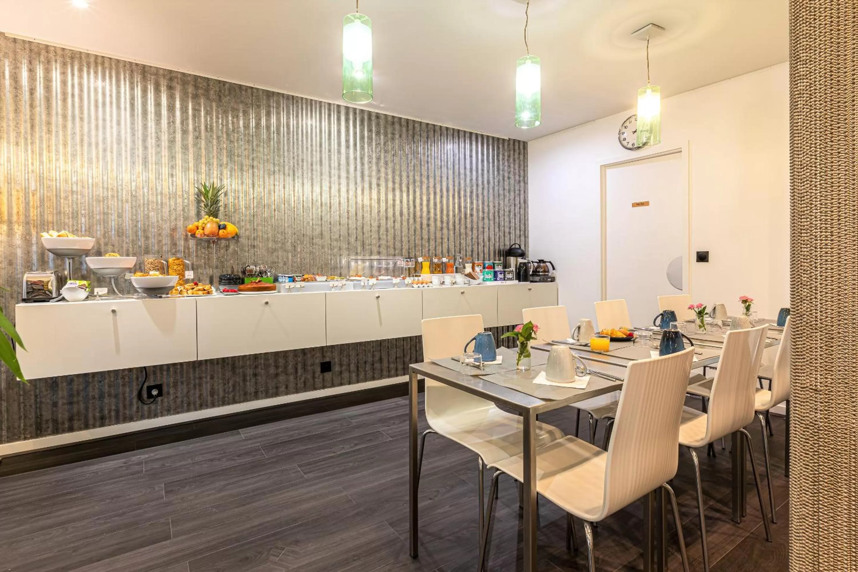 Breakfast in Hotel Glasgow Monceau by Patrick Hayat