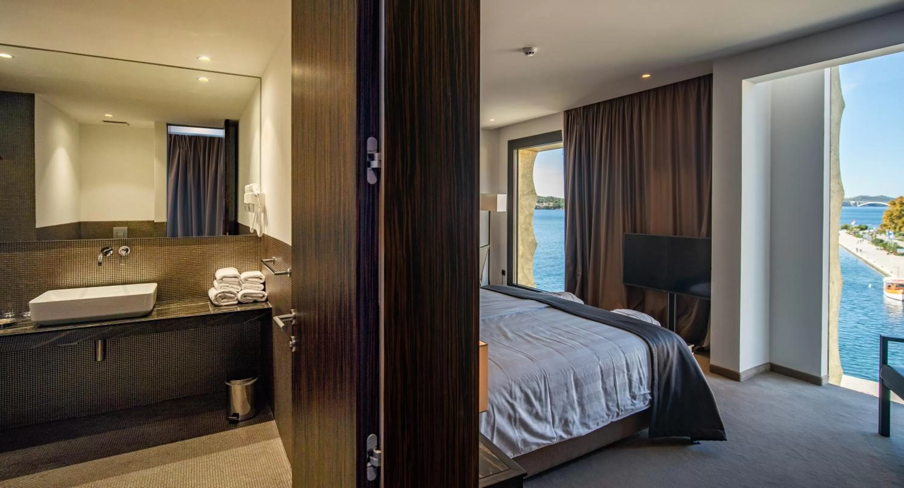 Bathroom, Bed in Bellevue Superior City Hotel